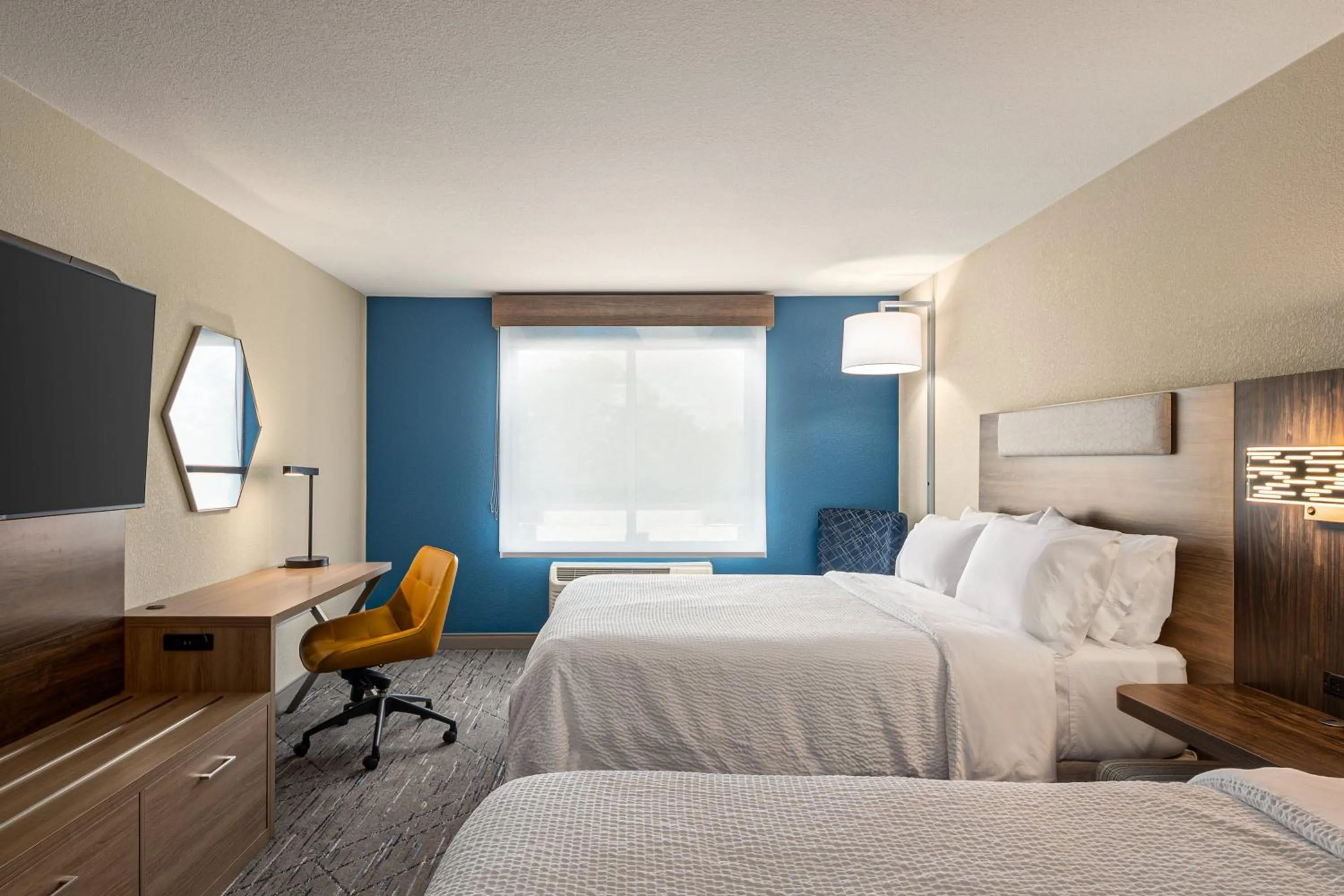 Photo of the whole room, Bed in Holiday Inn Express Richmond by IHG