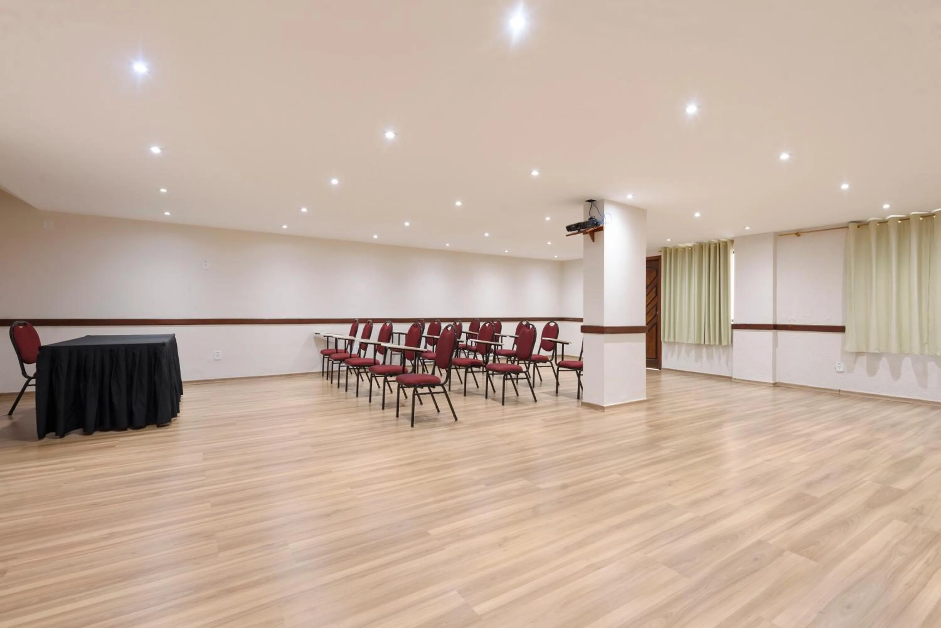 Meeting/conference room in Plaza Suite Hotel