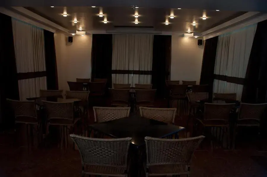 Restaurant/places to eat in Plaza Suite Hotel Restaurant/places to eat in Plaza Suite Hotel