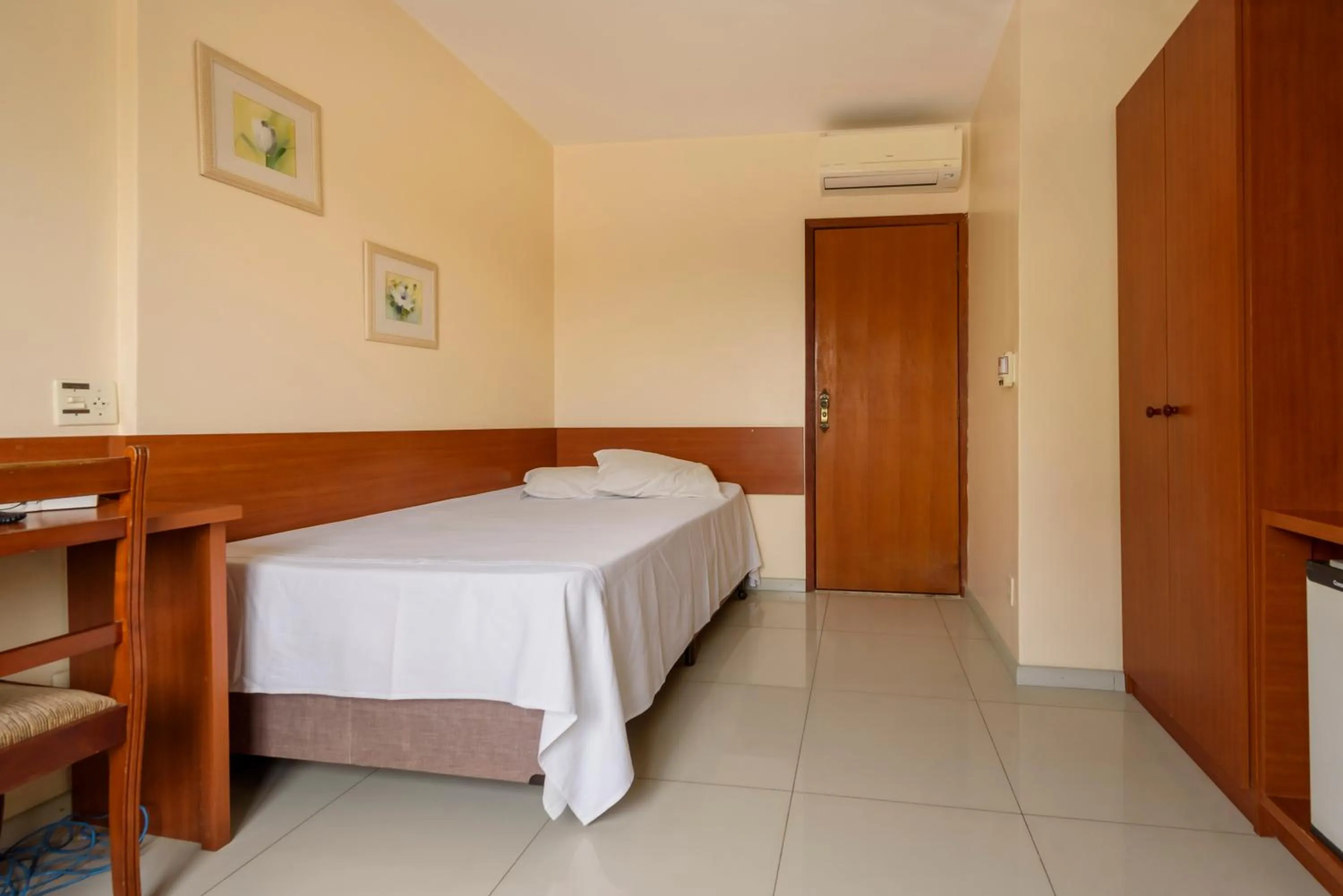 Bedroom, Bed in Plaza Suite Hotel