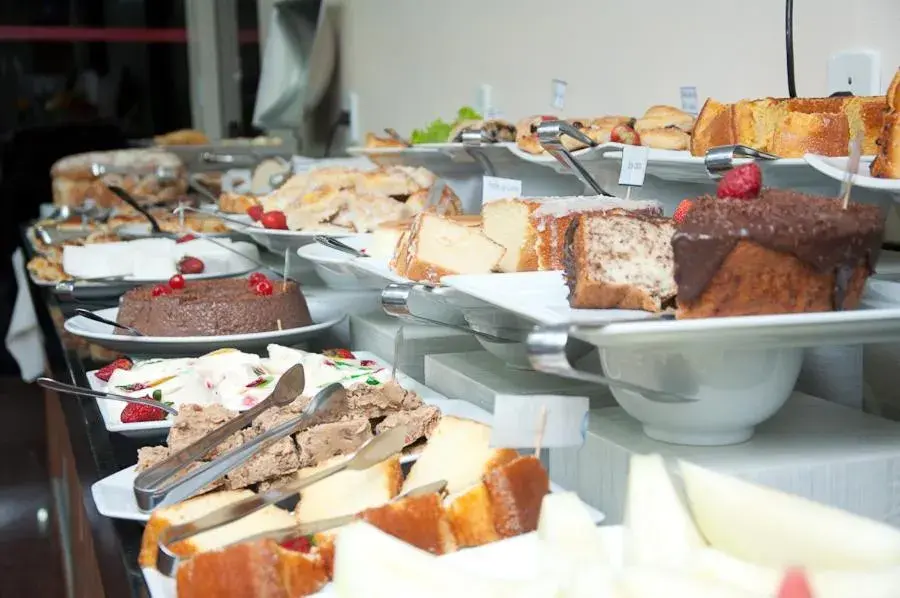Restaurant/places to eat in Plaza Suite Hotel Restaurant/places to eat in Plaza Suite Hotel