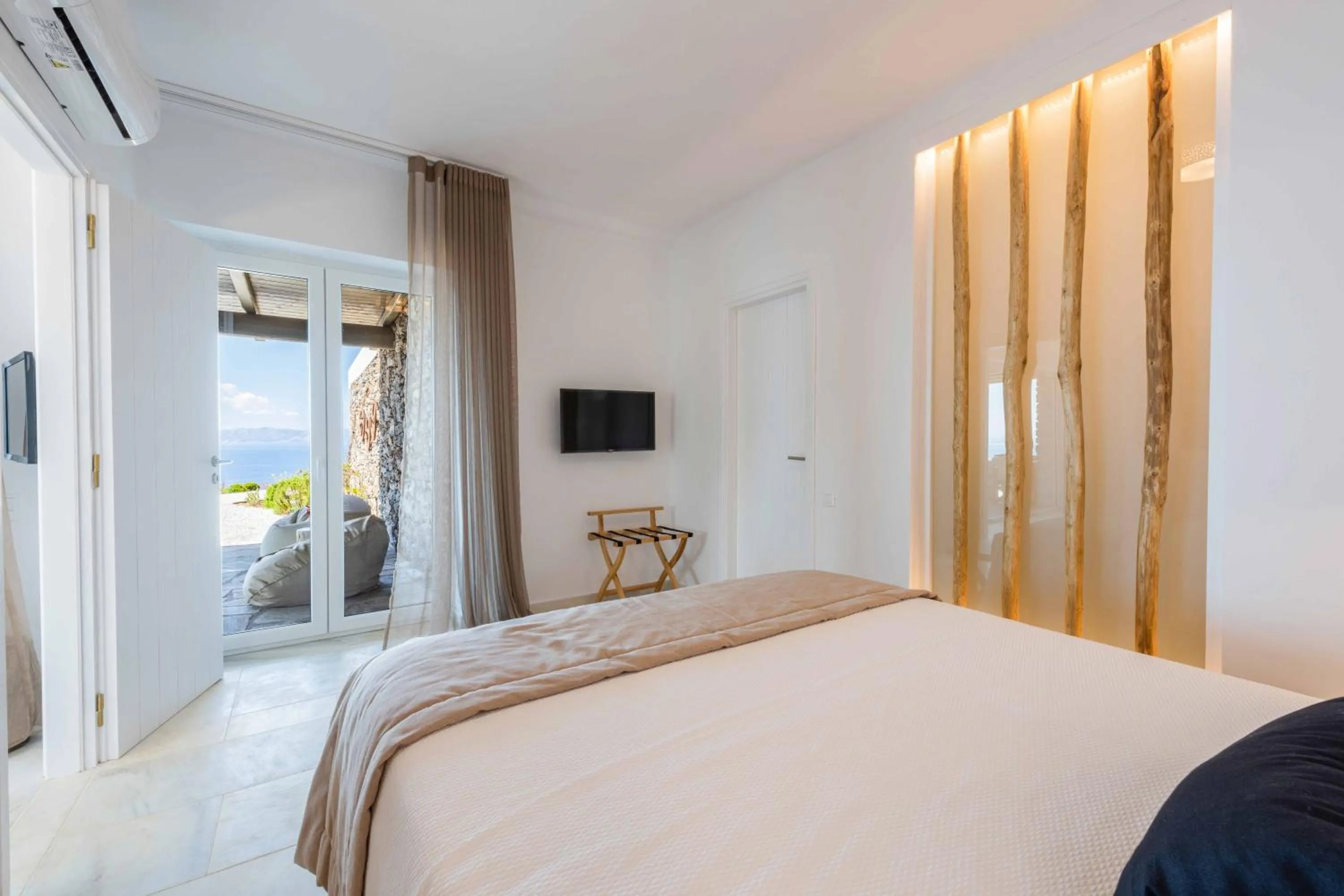 Bed in VATHI BLEU PRIVATE VILLAS