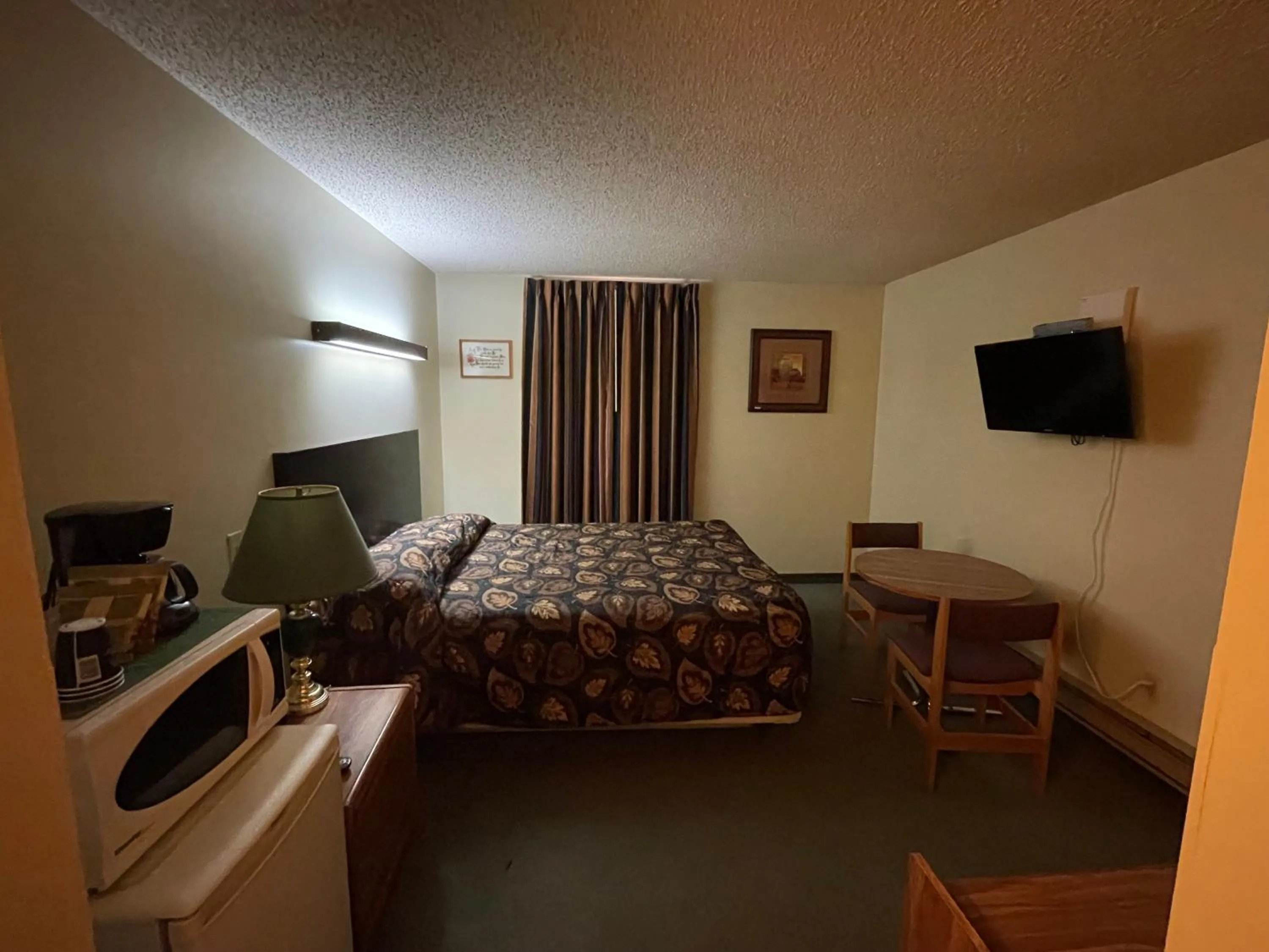 Bed in Circle 6 Motel