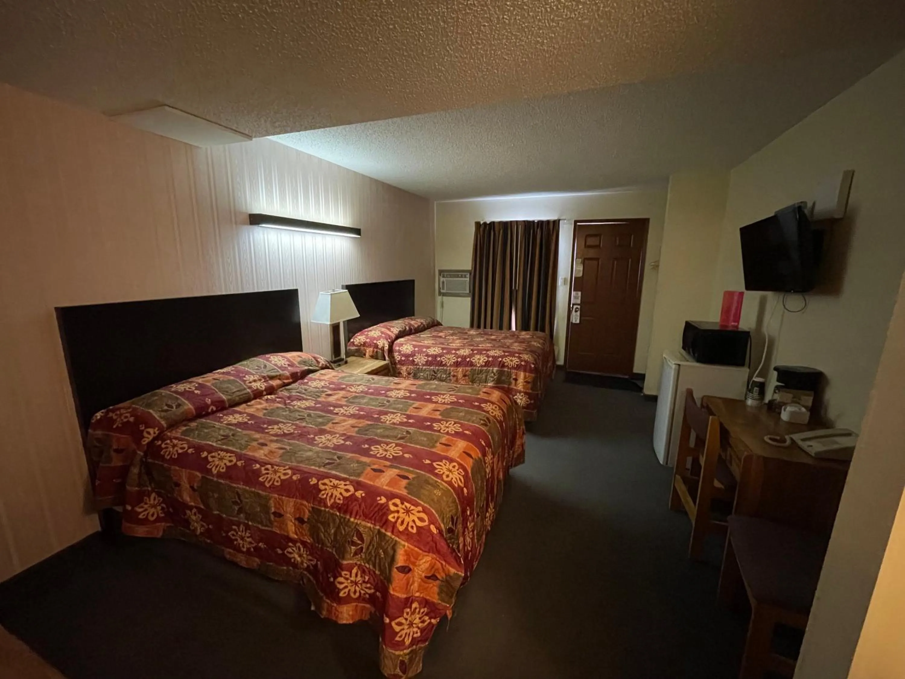 Bed in Circle 6 Motel