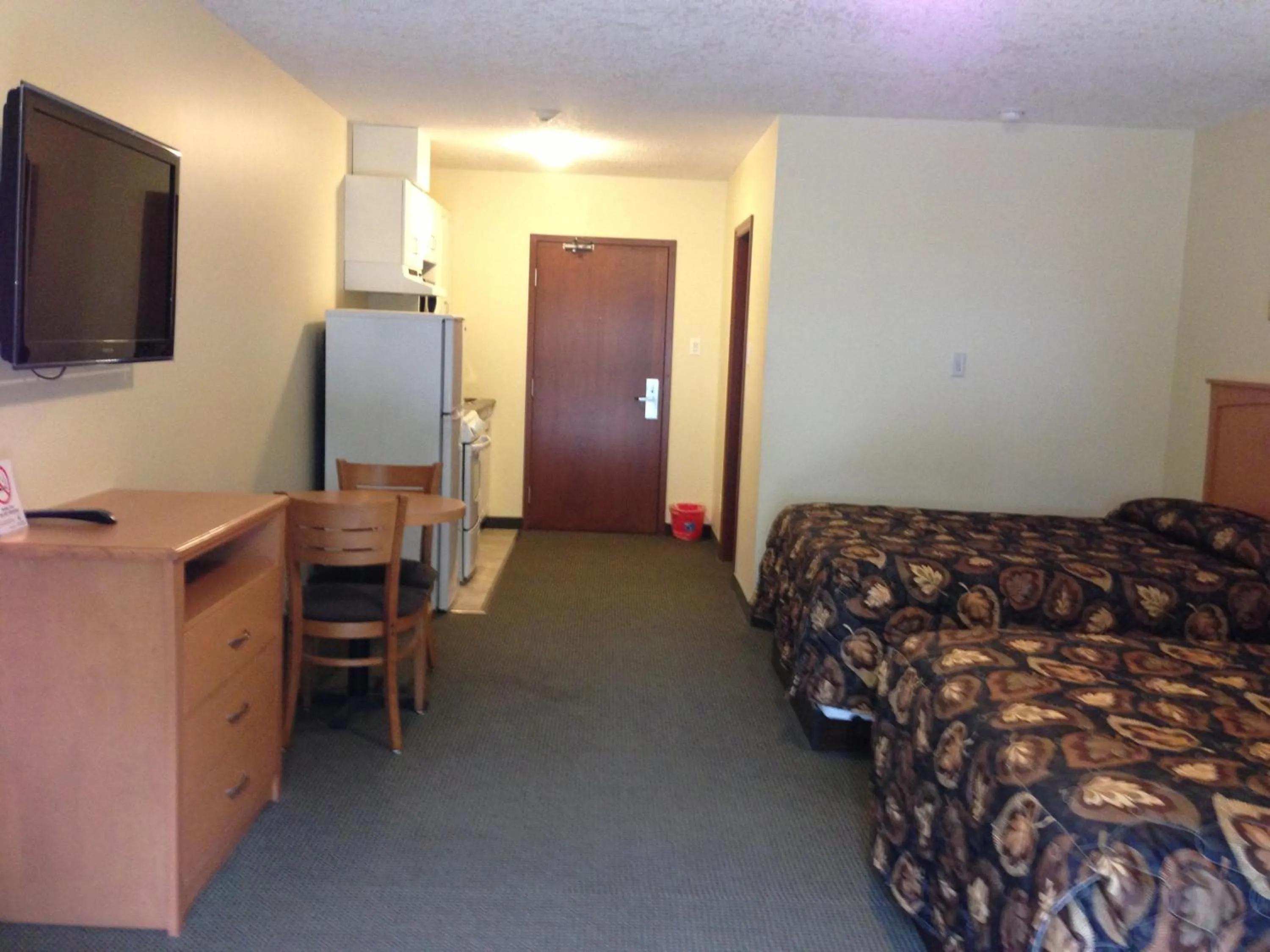 Bed in Circle 6 Motel