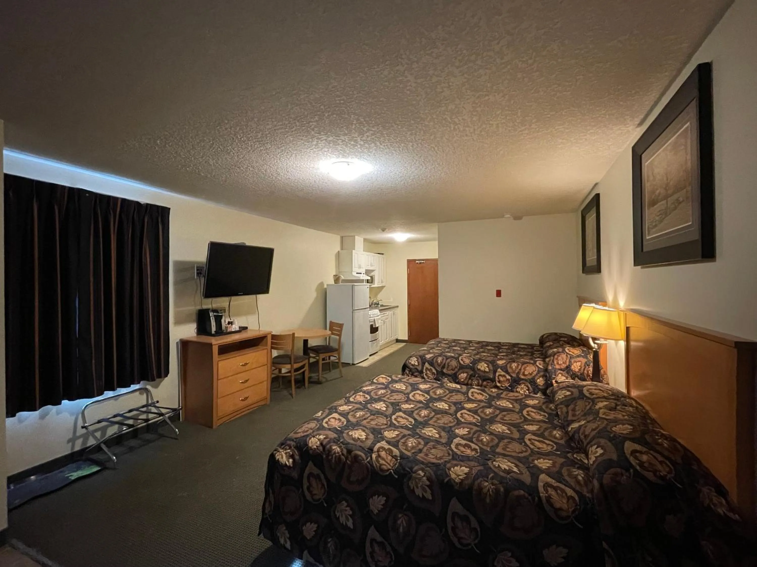 Bed in Circle 6 Motel