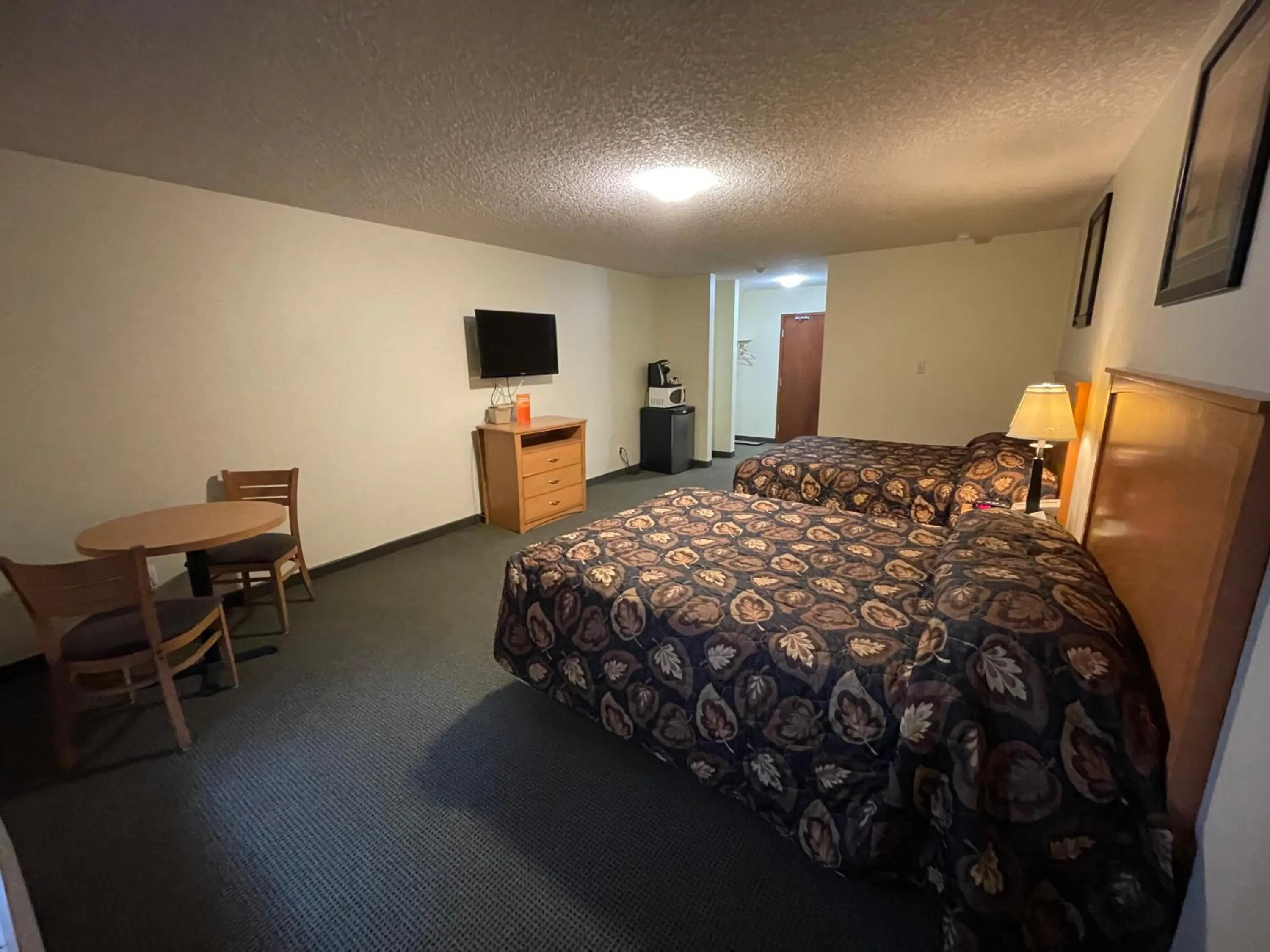 Bed in Circle 6 Motel