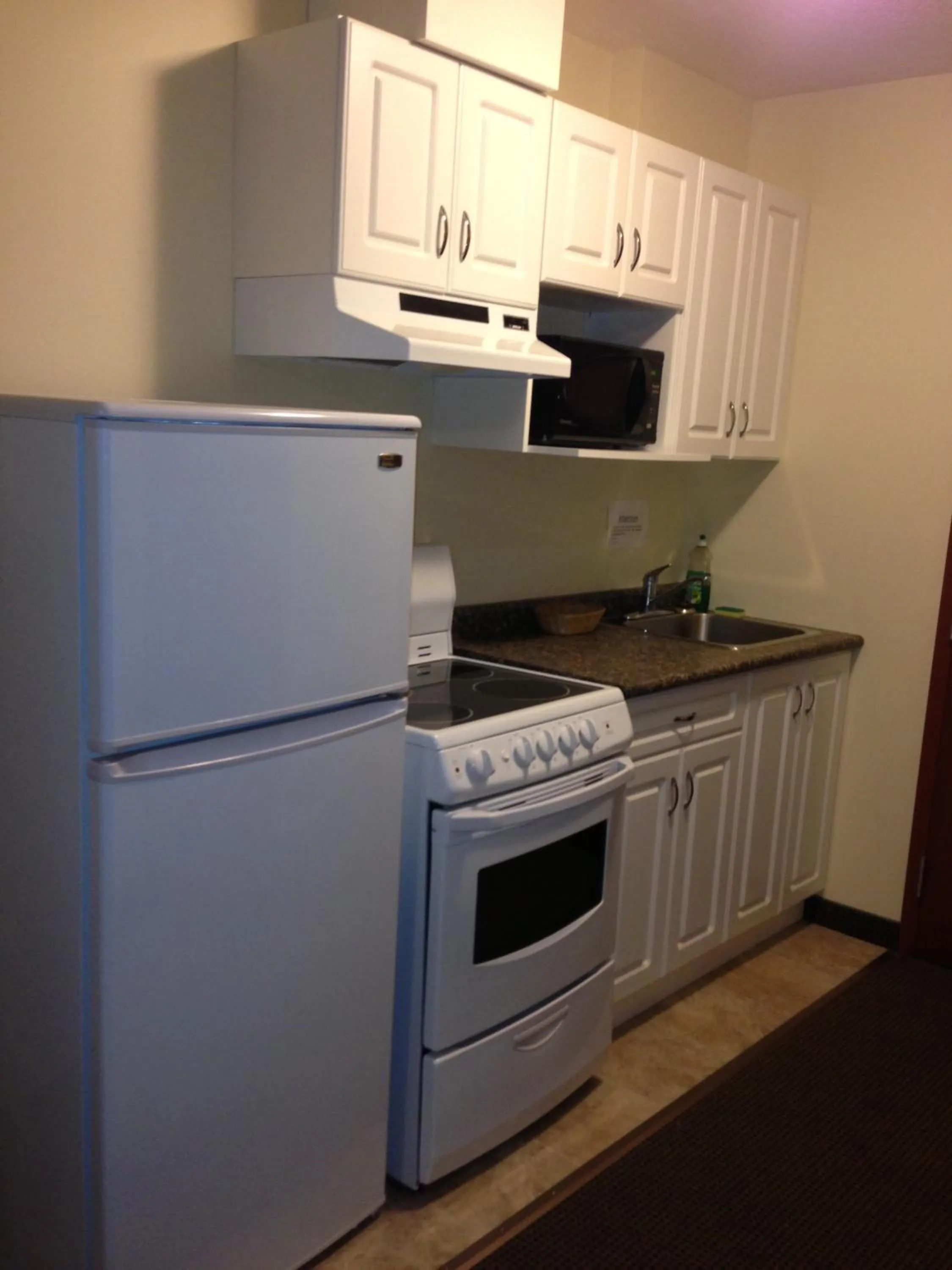 Kitchen or kitchenette in Circle 6 Motel