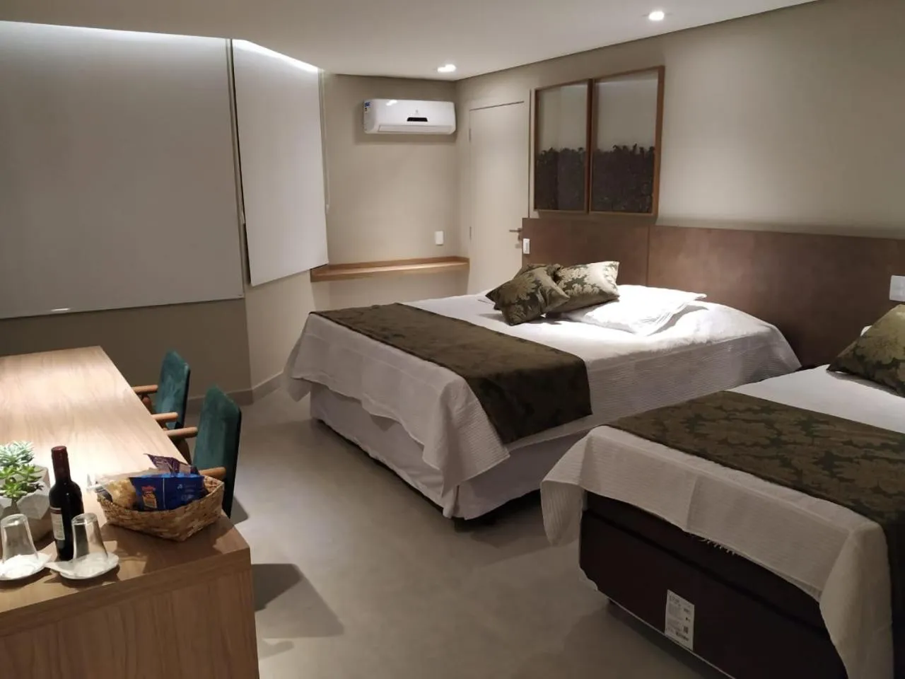 Bedroom, Bed in Café Palace Hotel