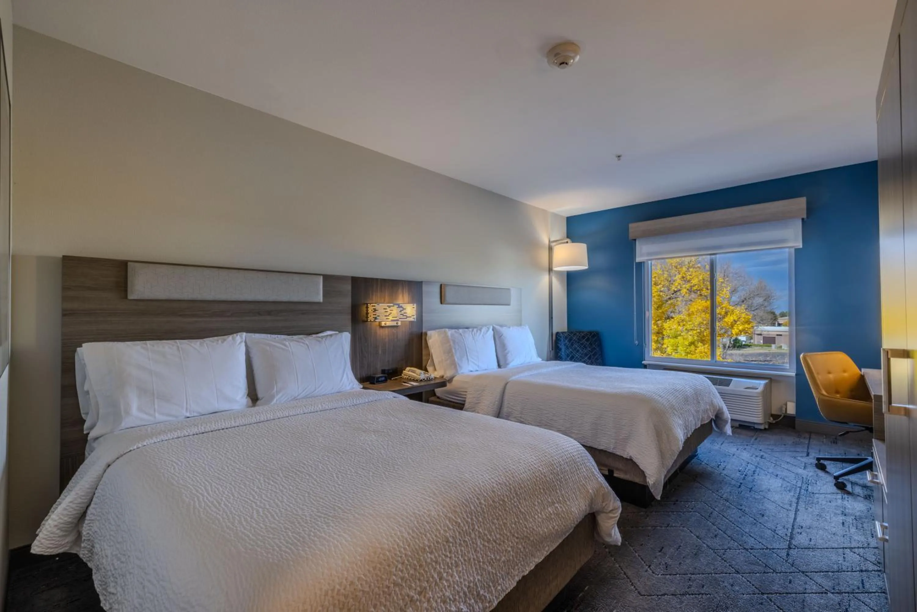 Bed in Holiday Inn Express & Suites Denver North - Thornton by IHG