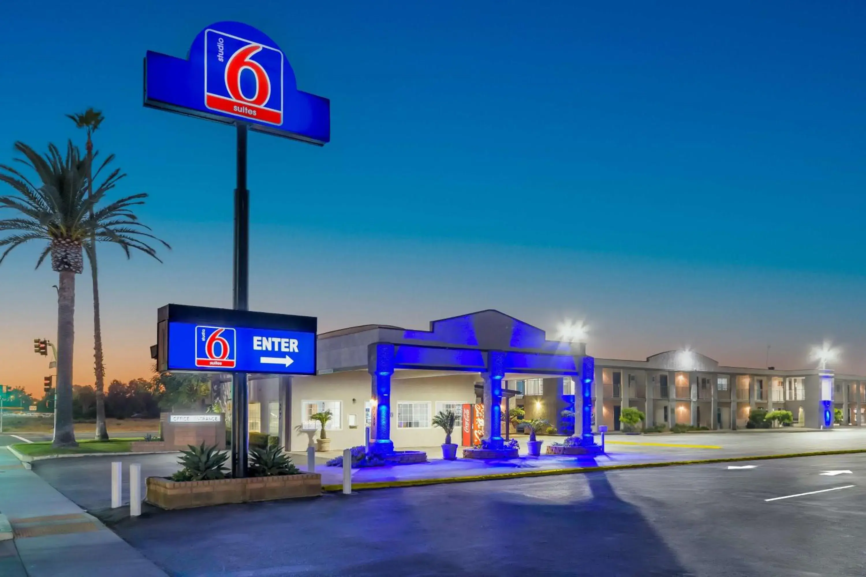 Property building in Studio 6 Suites Madera, CA Yosemite Property building in Studio 6 Suites Madera, CA Yosemite