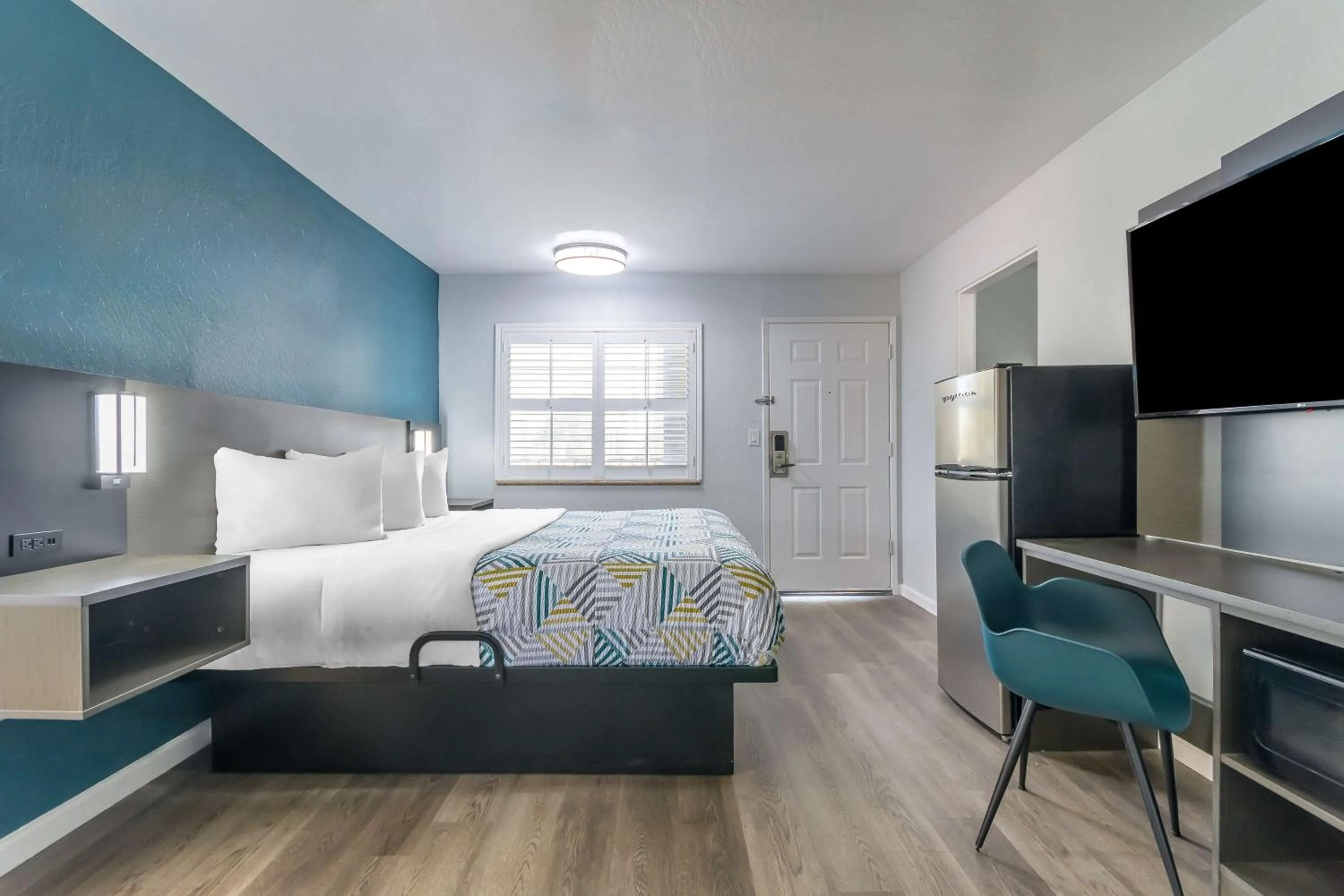 Bedroom, Bed in Studio 6 Suites Madera, CA Yosemite