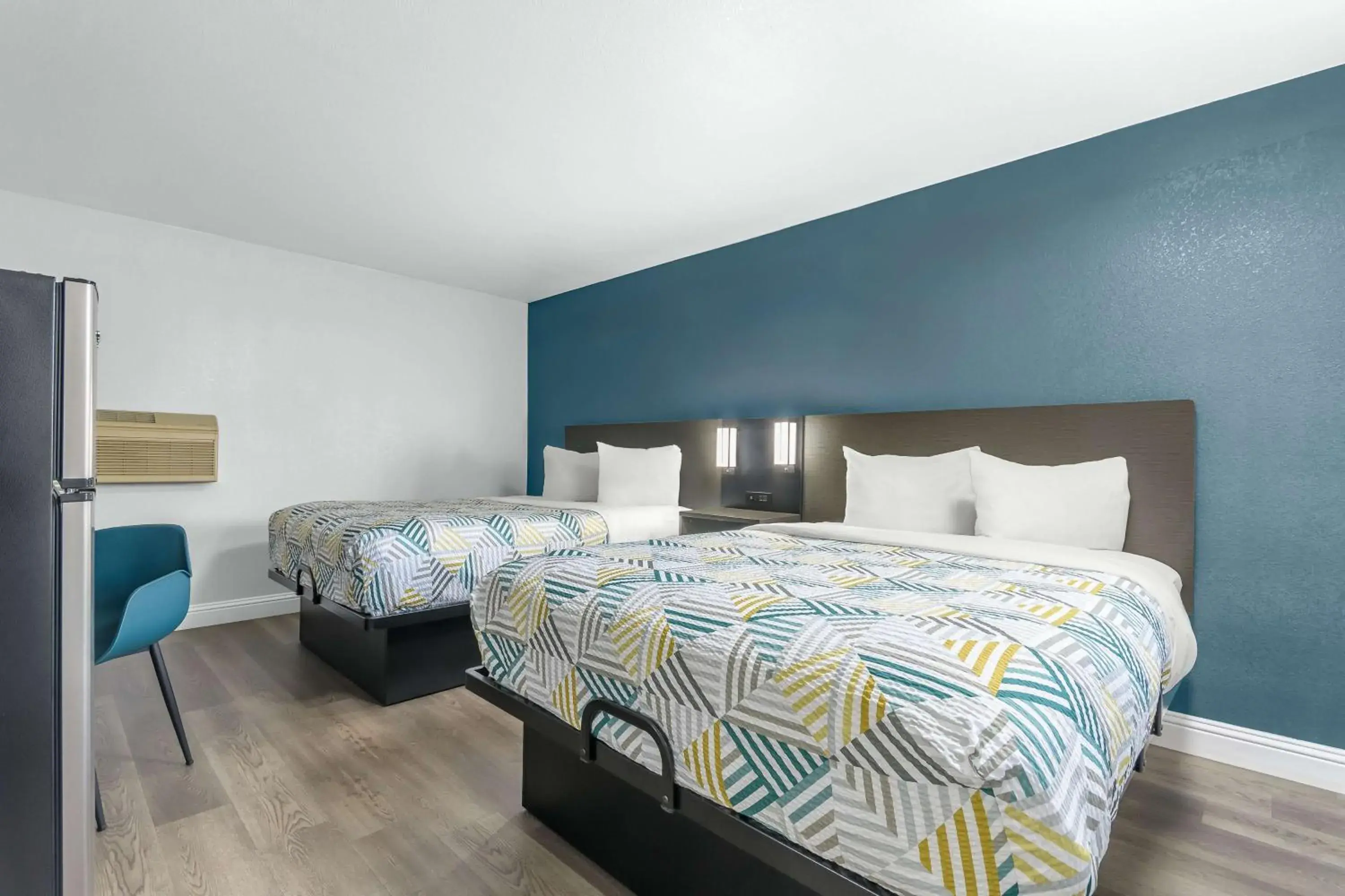 Bedroom, Bed in Studio 6 Suites Madera, CA Yosemite Bedroom, Bed in Studio 6 Suites Madera, CA Yosemite