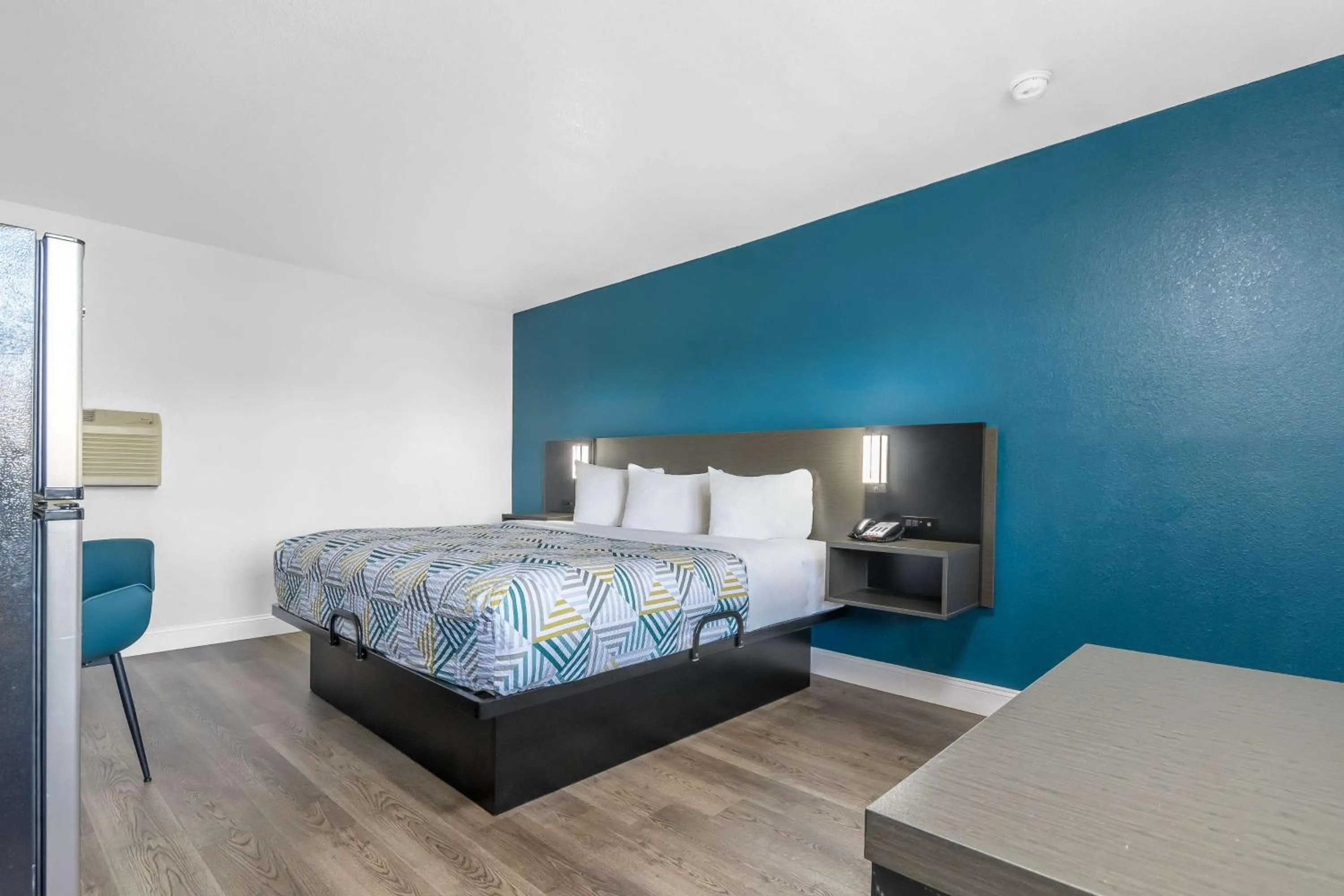 Bedroom, Bed in Studio 6 Suites Madera, CA Yosemite