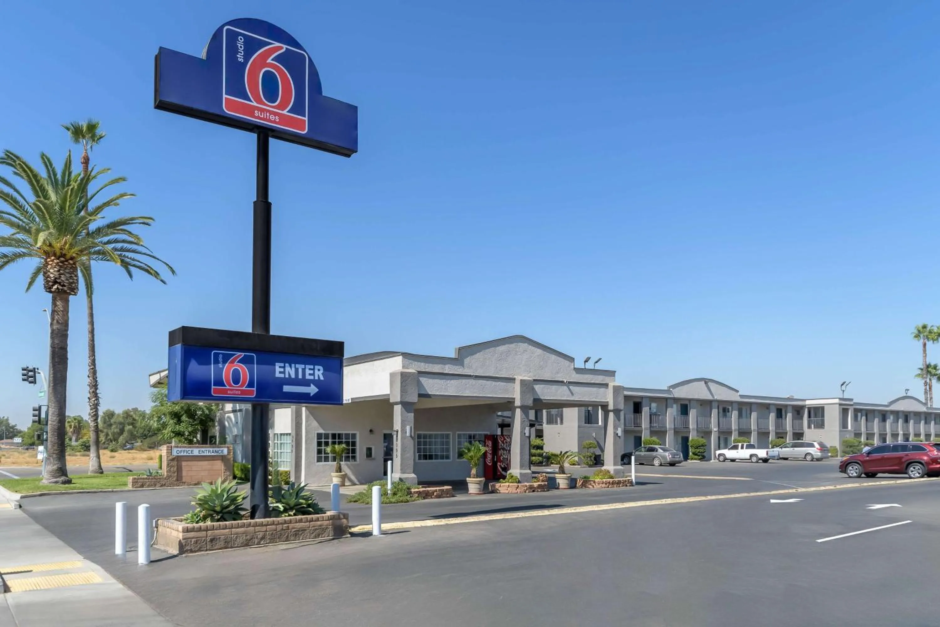 Property building in Studio 6 Suites Madera, CA Yosemite