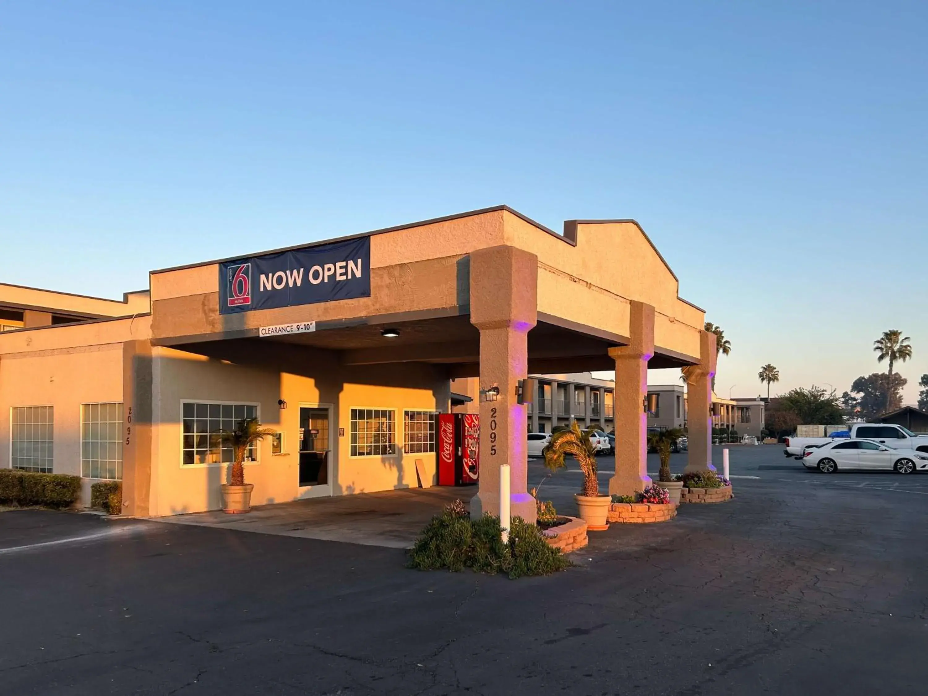Property Building in Gateway Inn Property Building in Gateway Inn