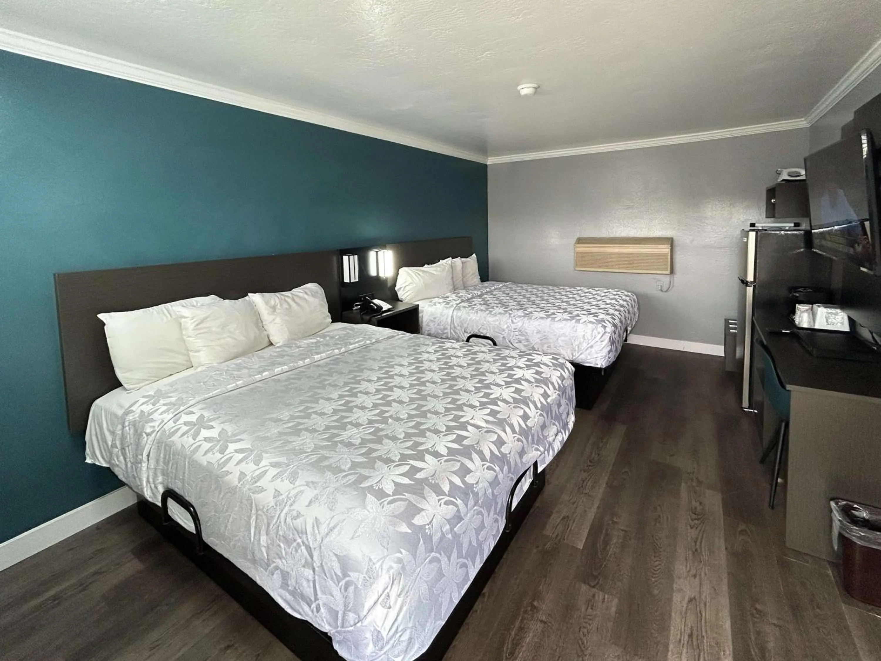 Bedroom, Bed in Gateway Inn