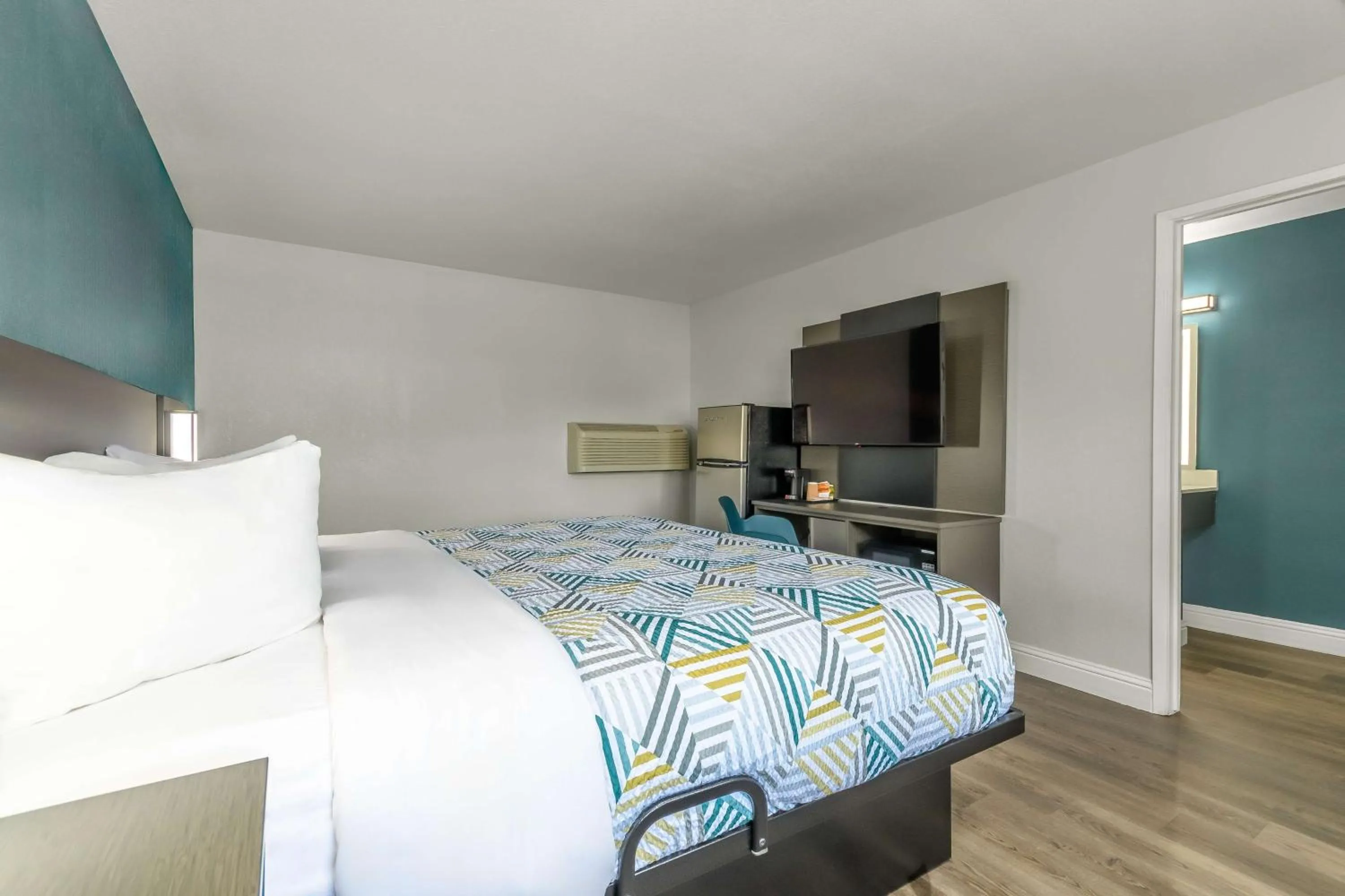 Bedroom, Bed in Studio 6 Suites Madera, CA Yosemite