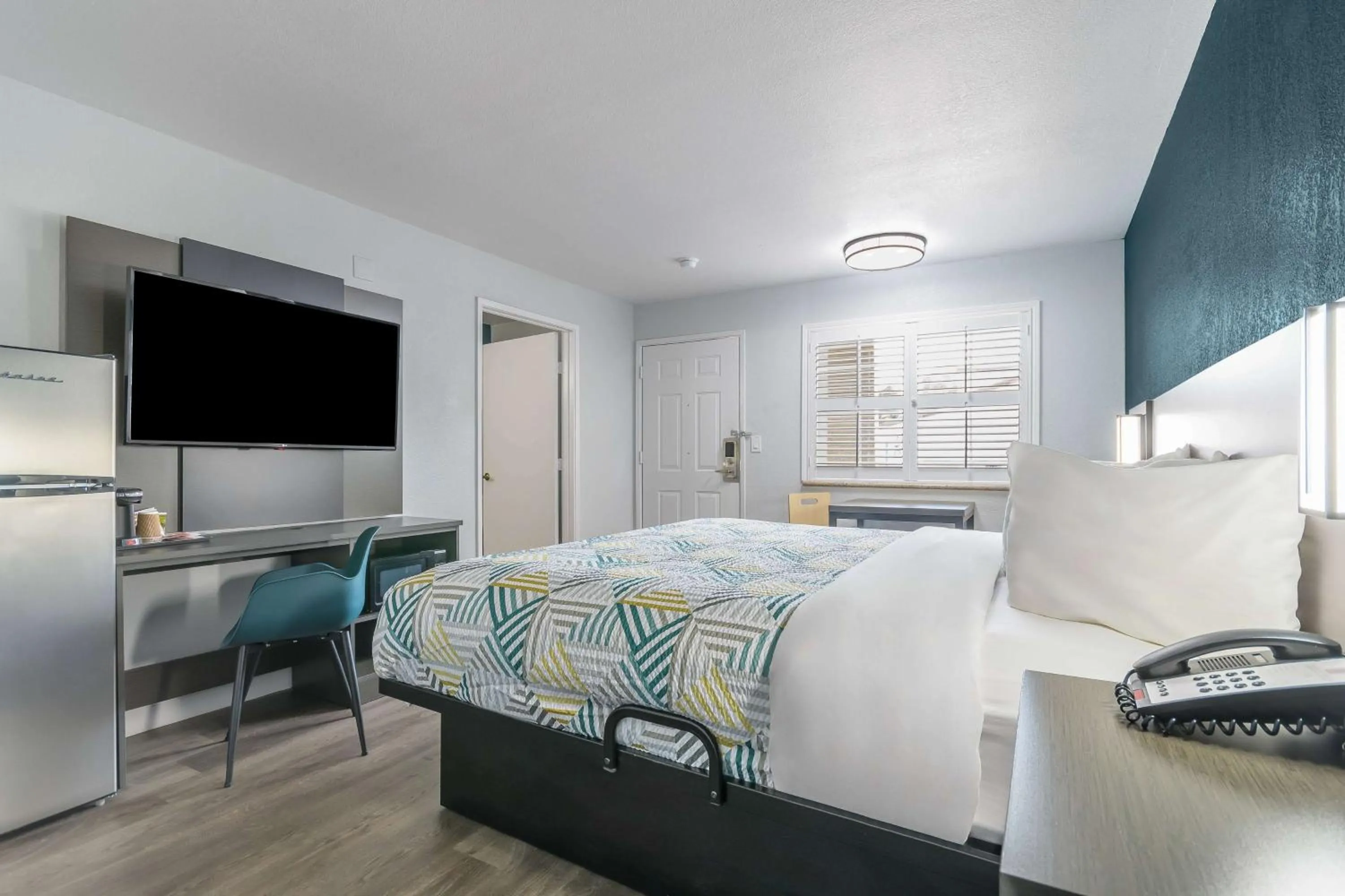 Bedroom, Bed in Studio 6 Suites Madera, CA Yosemite