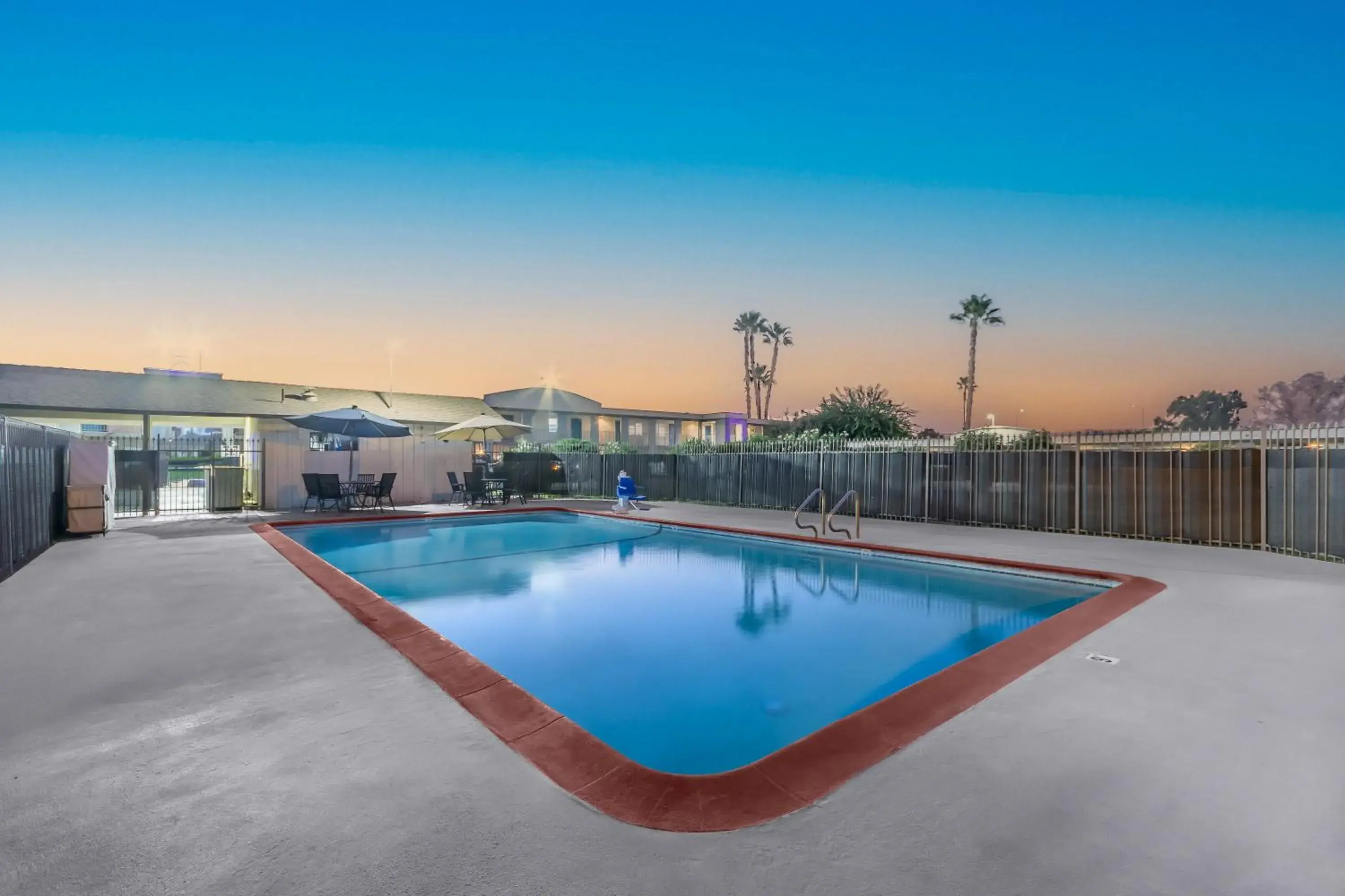 Swimming pool in Studio 6 Suites Madera, CA Yosemite Swimming pool in Studio 6 Suites Madera, CA Yosemite