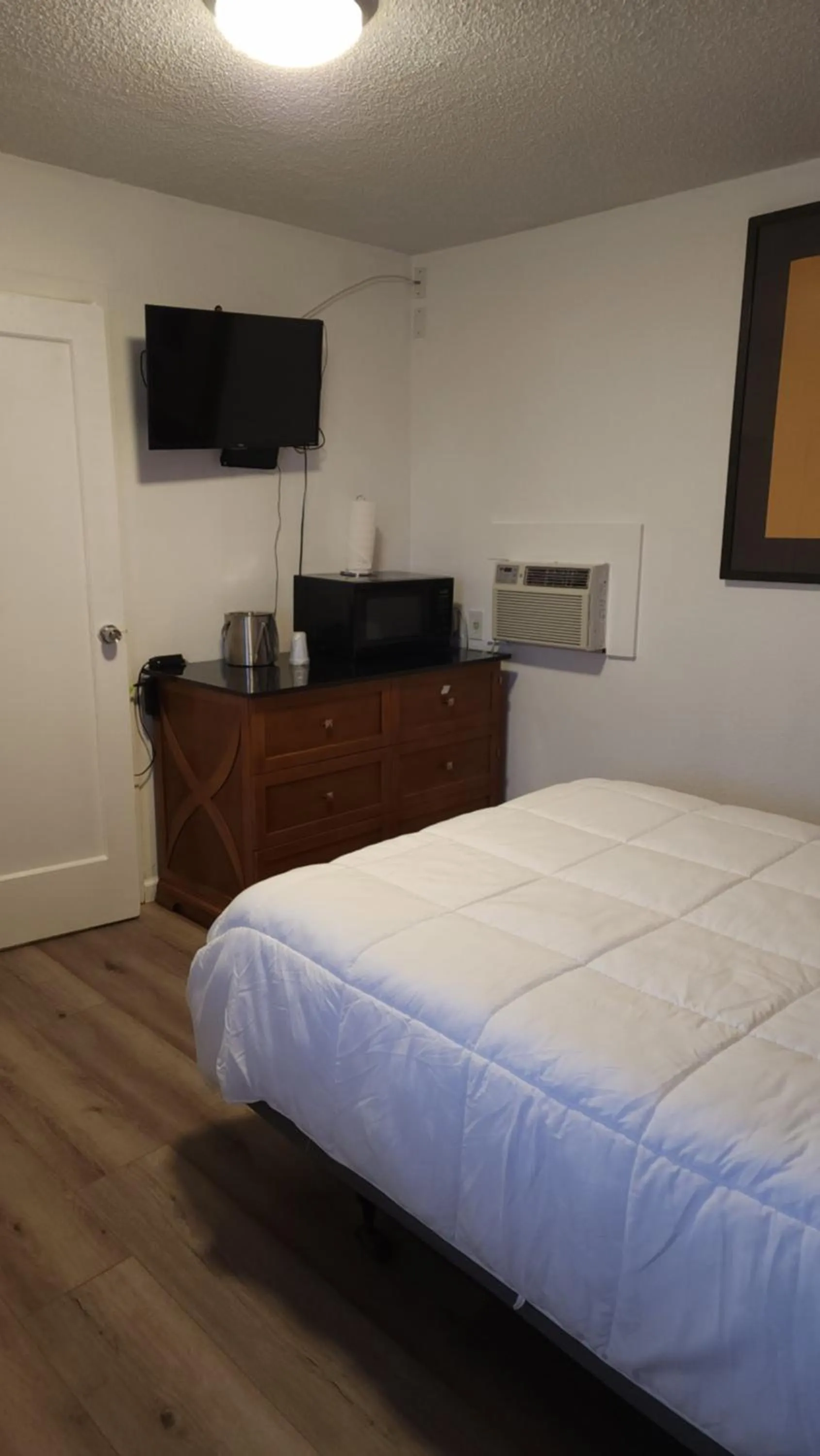 TV and multimedia, Bed in Rose's Motel