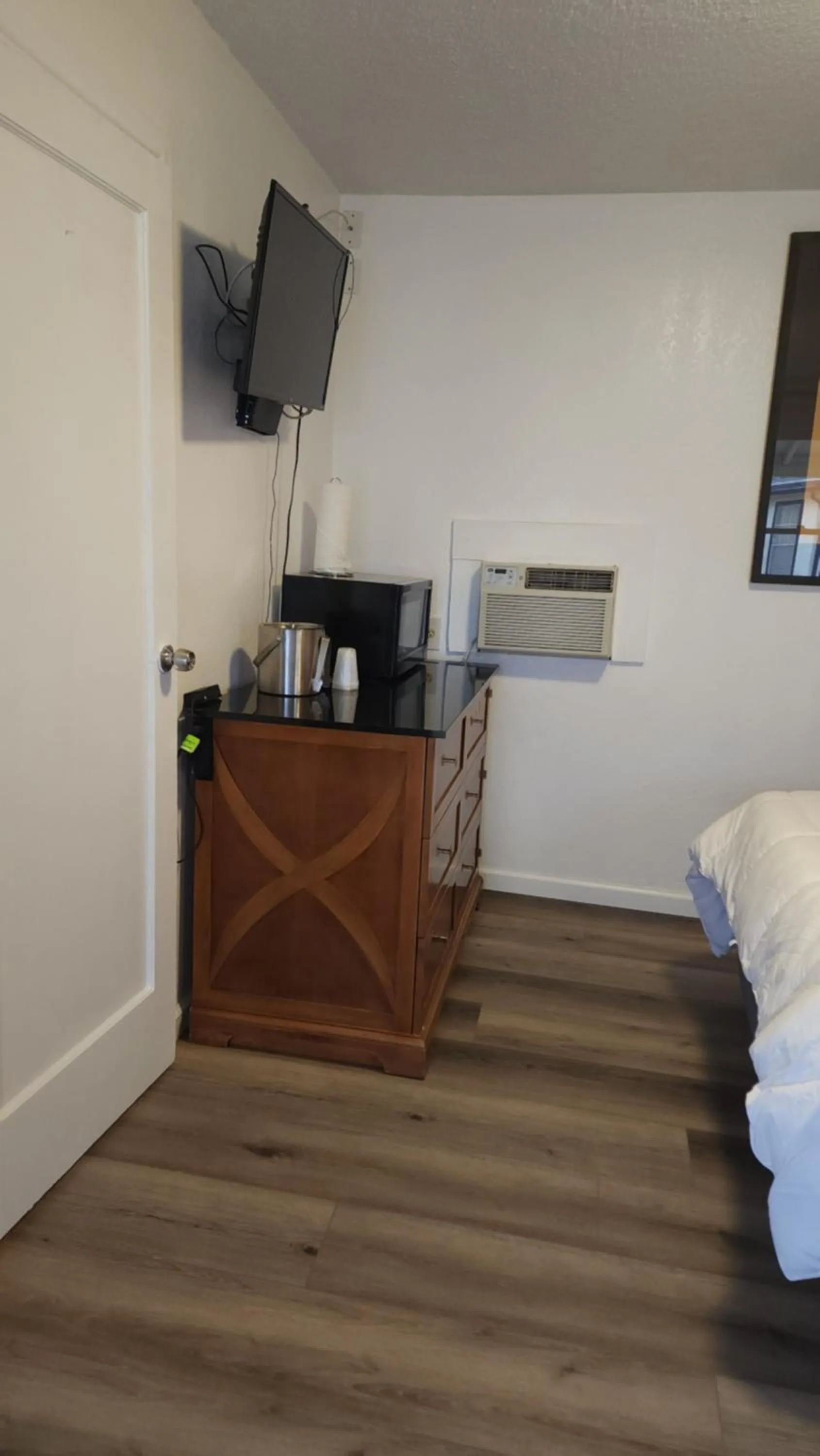 TV and multimedia, Bed in Rose's Motel