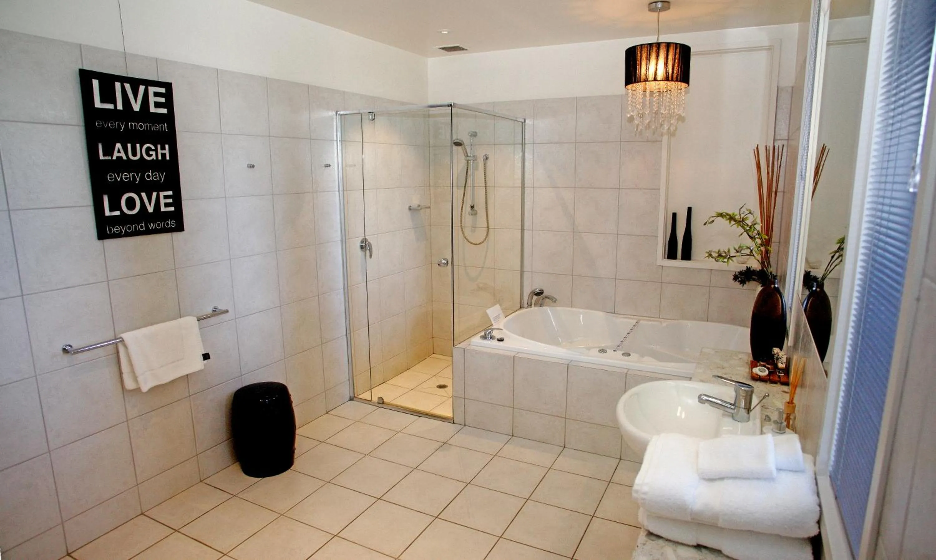 Bathroom in Hilltop Apartments Phillip Island