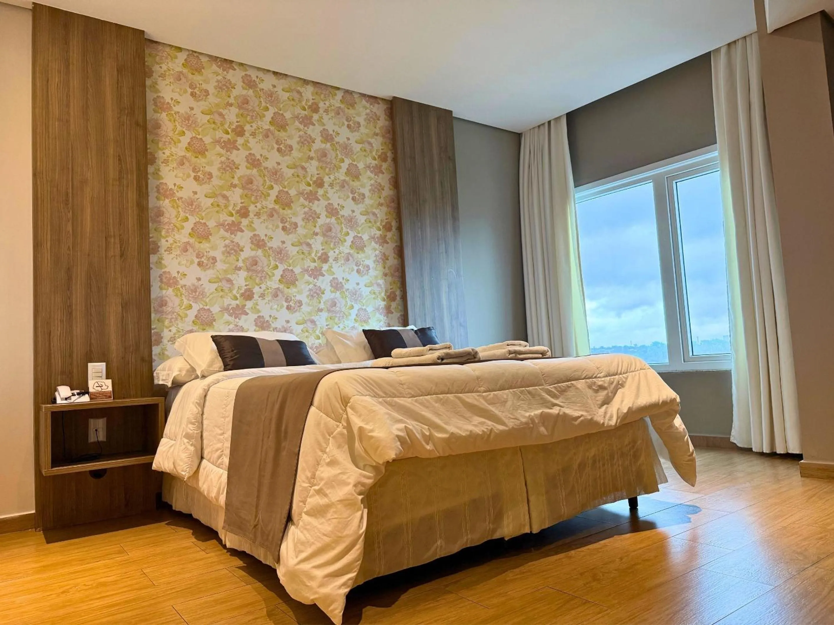 Bedroom, Bed in Continental Inn