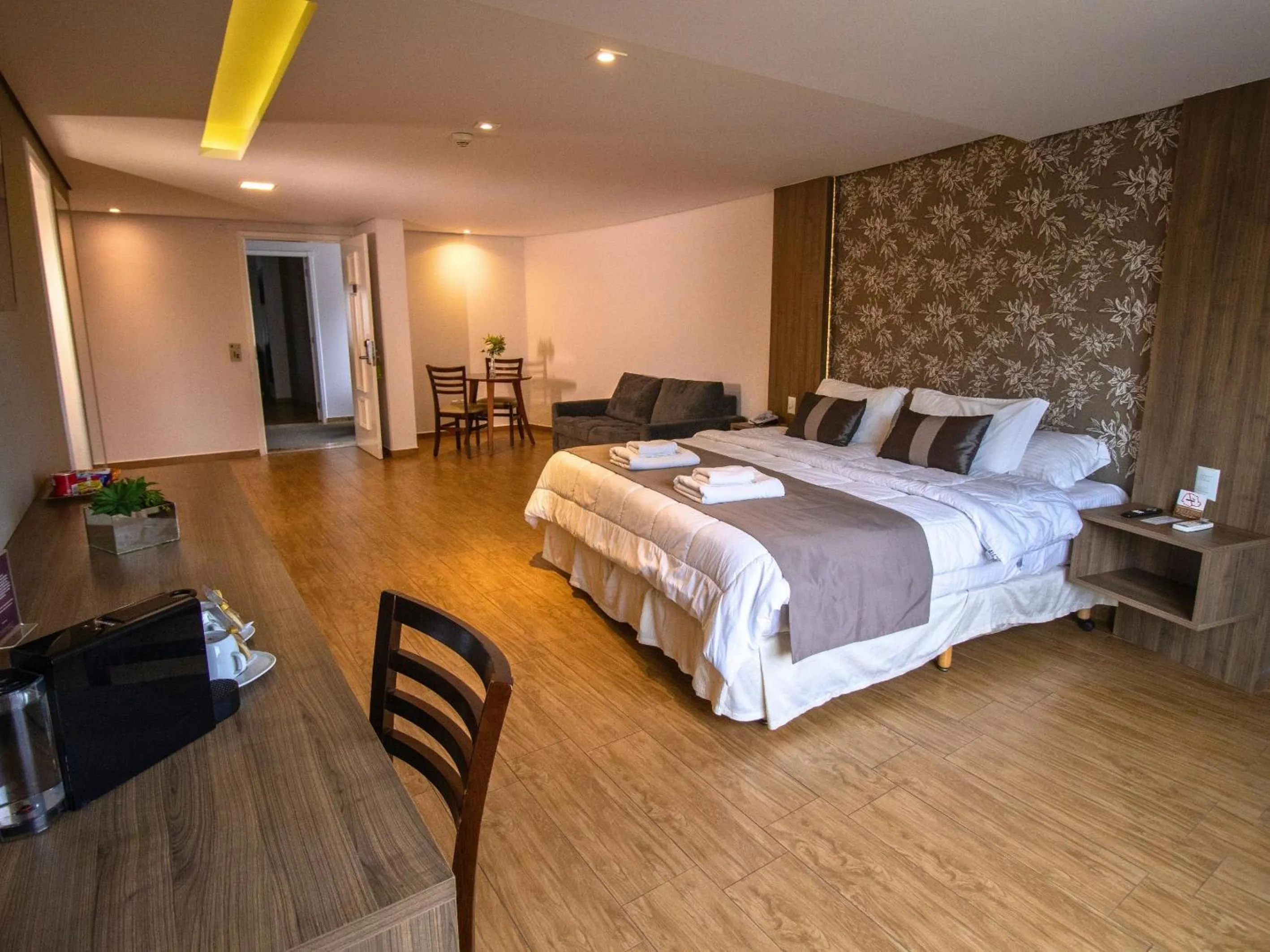 Bedroom, Bed in Continental Inn