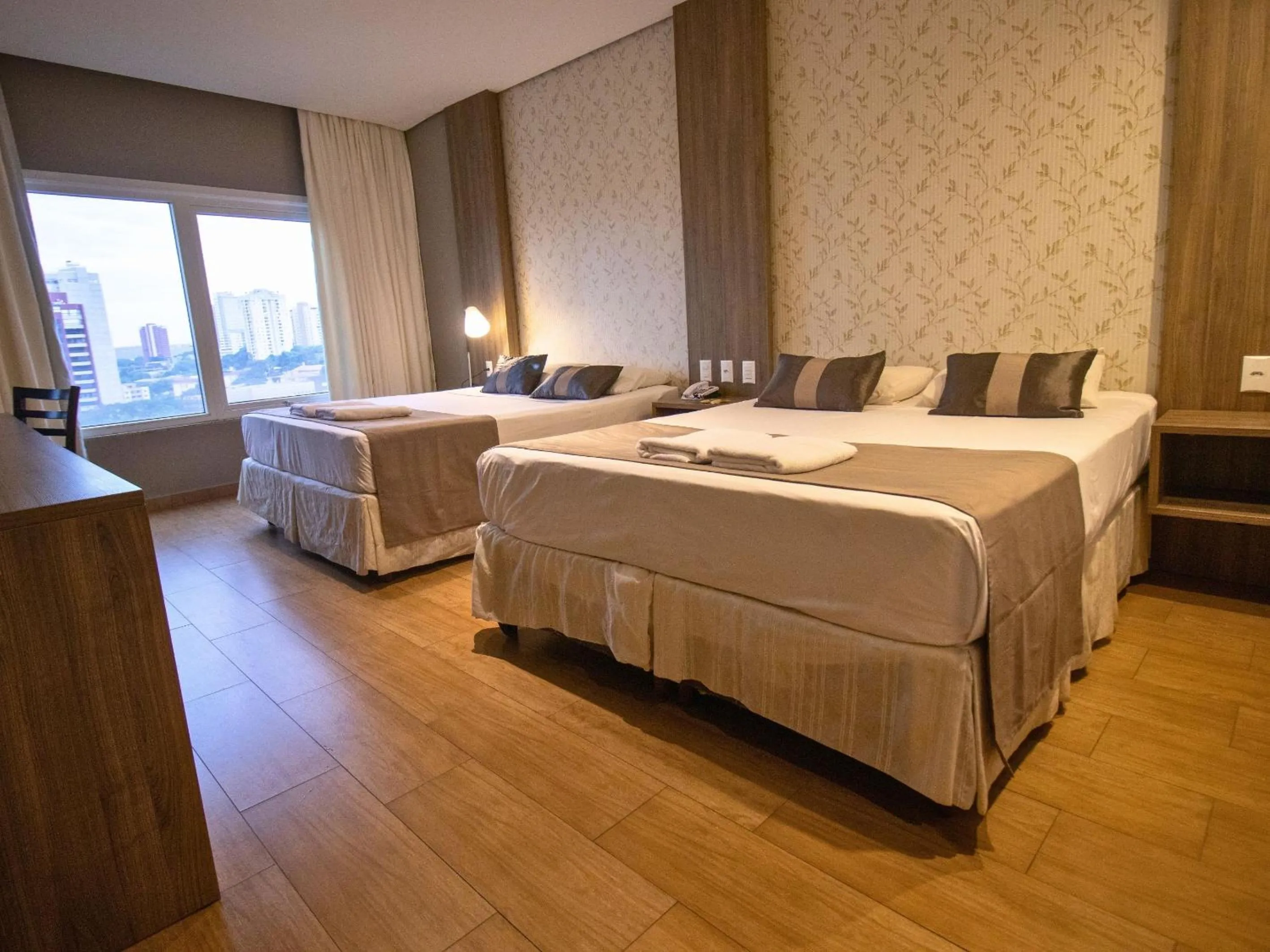 Bedroom, Bed in Continental Inn