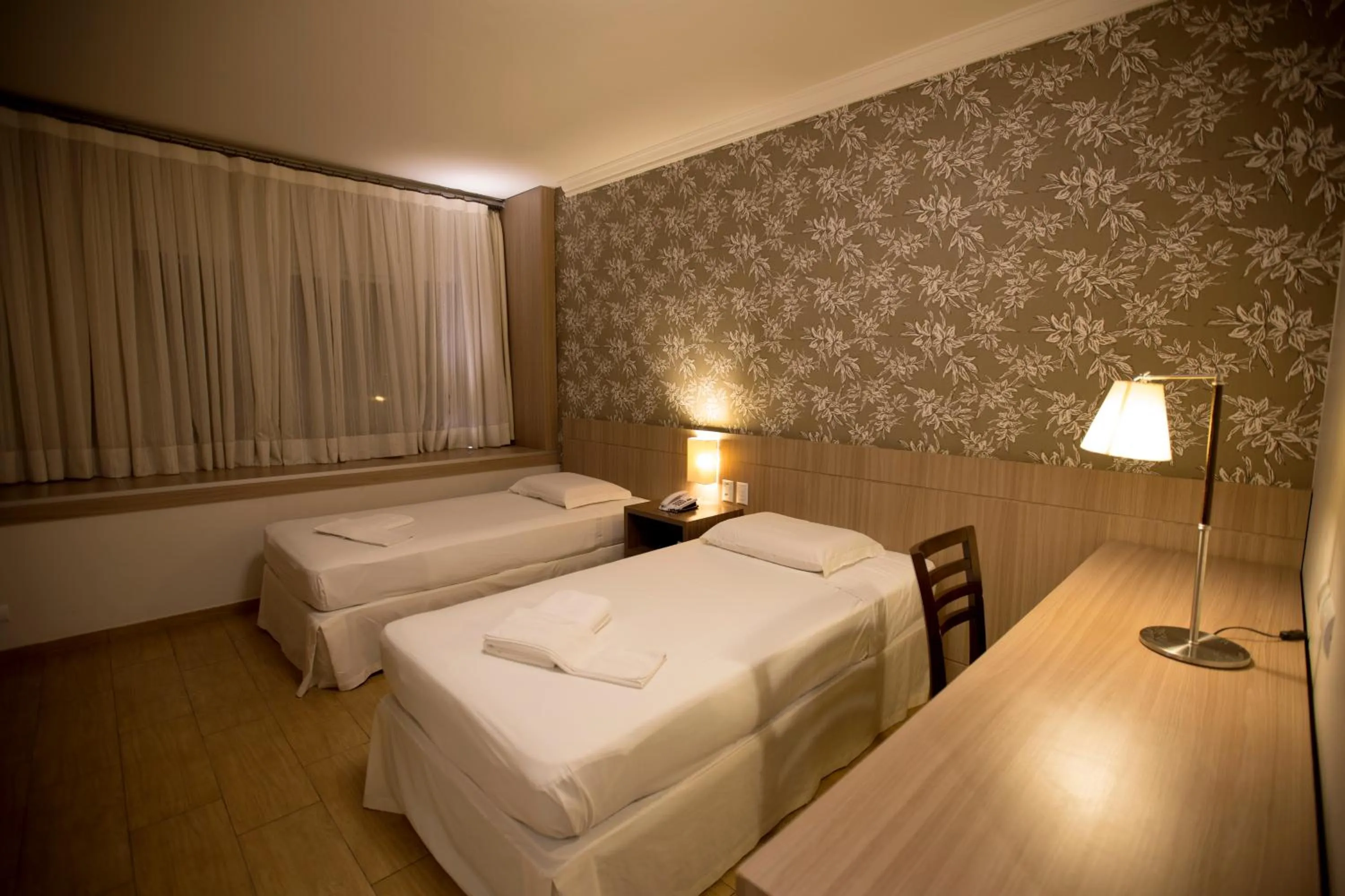 Bedroom, Bed in Continental Inn