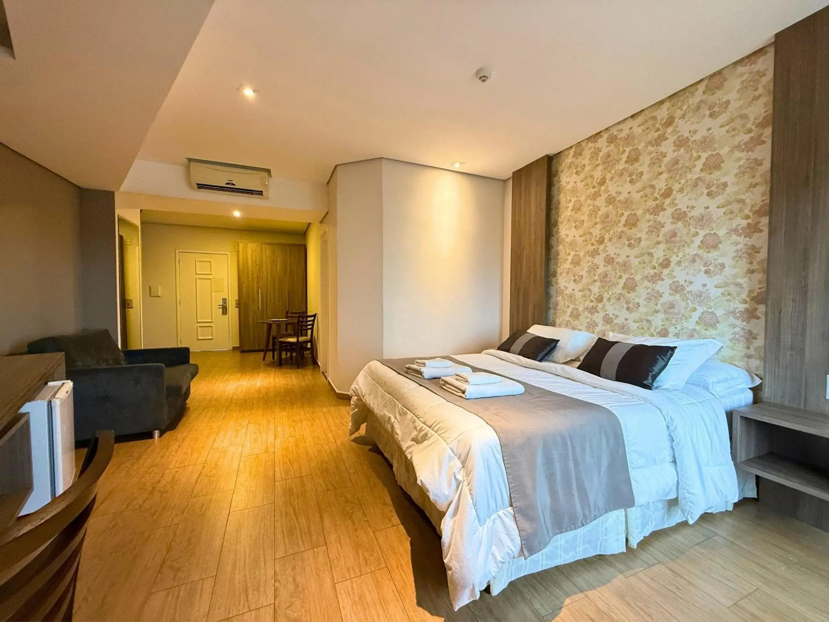 Executive Suite with Spa Bath in Continental Inn Executive Suite with Spa Bath in Continental Inn