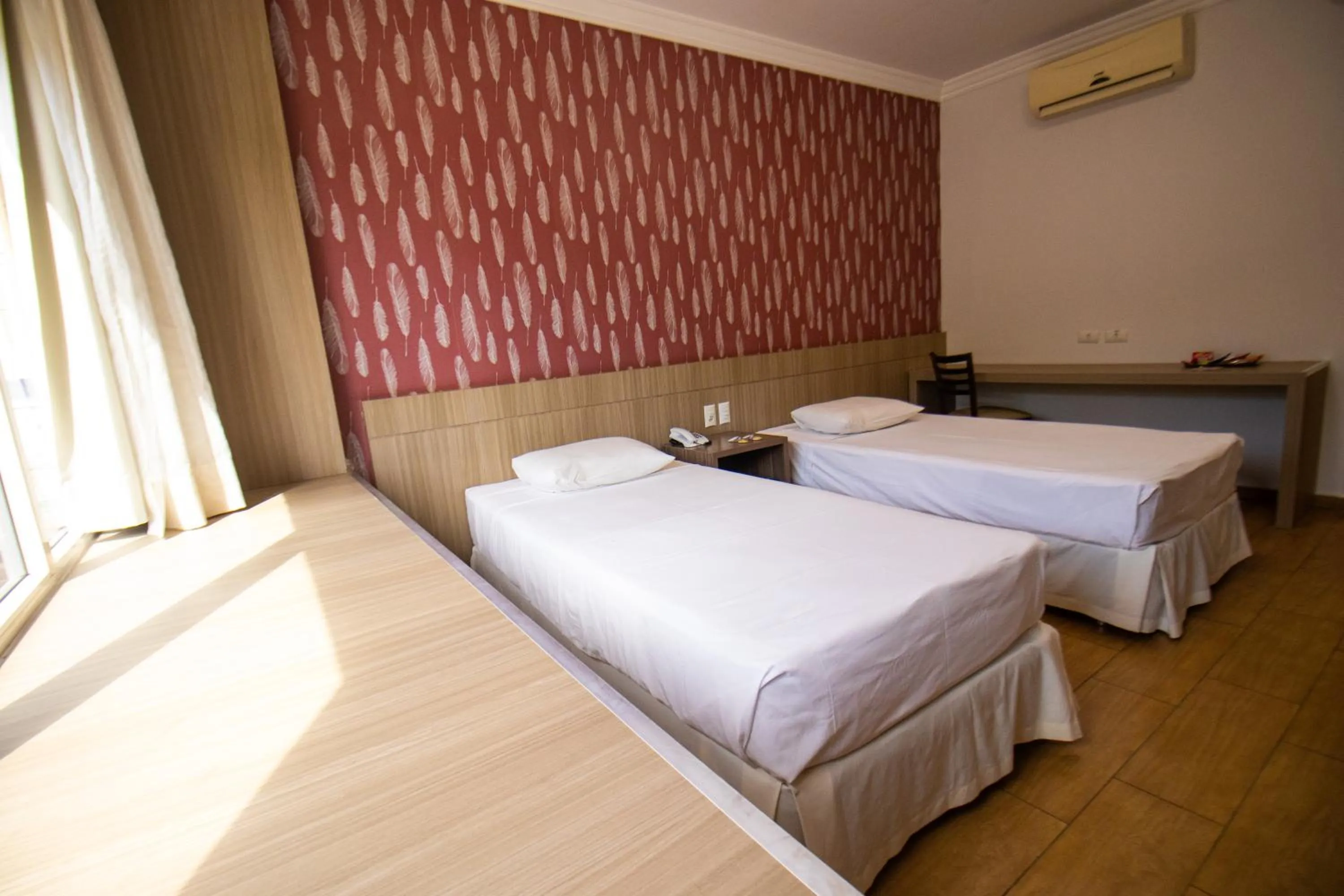 Bedroom, Bed in Continental Inn