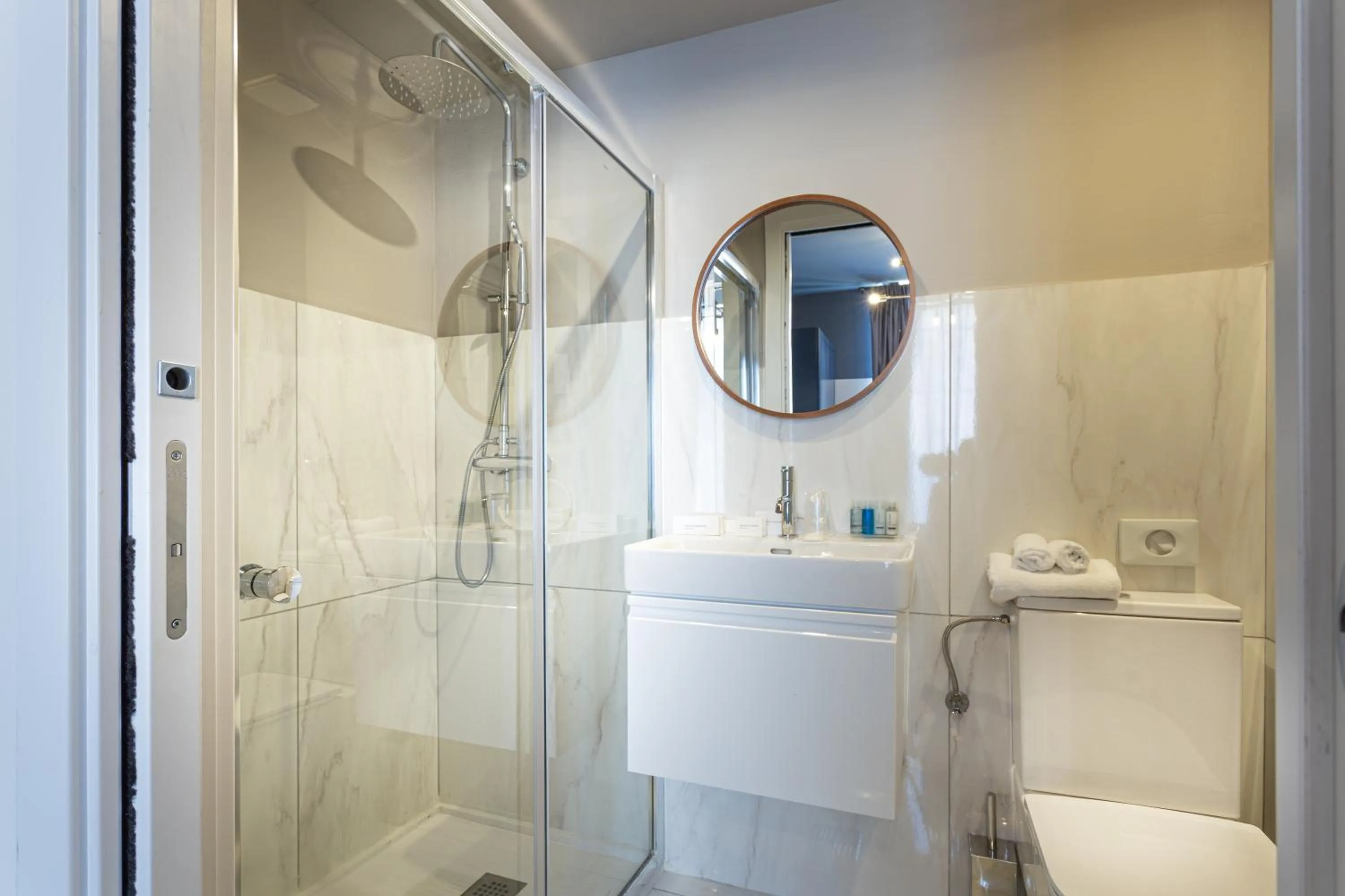 Shower in The Barrister