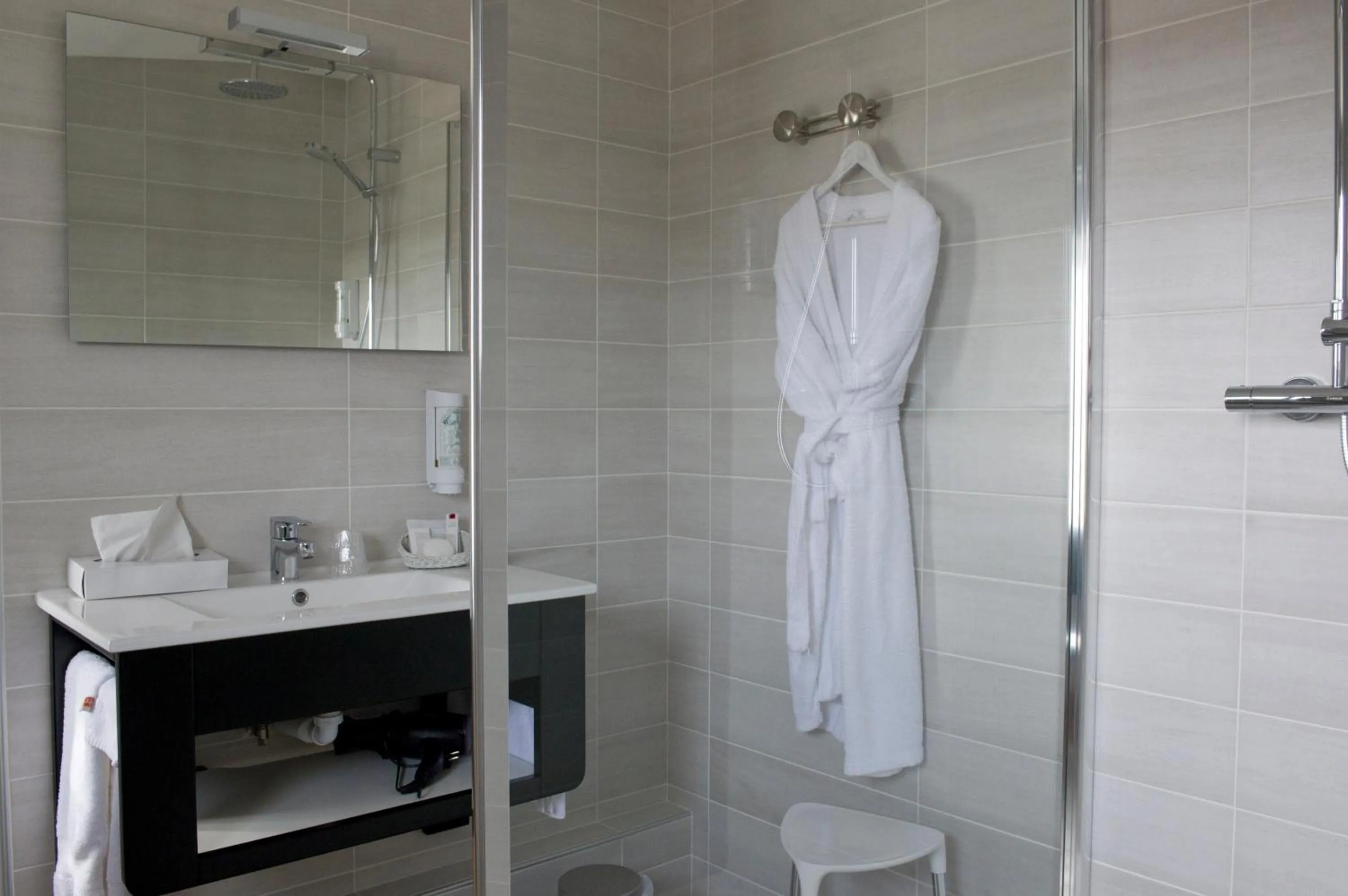 Bathroom in Hôtel Restaurant Des Remparts