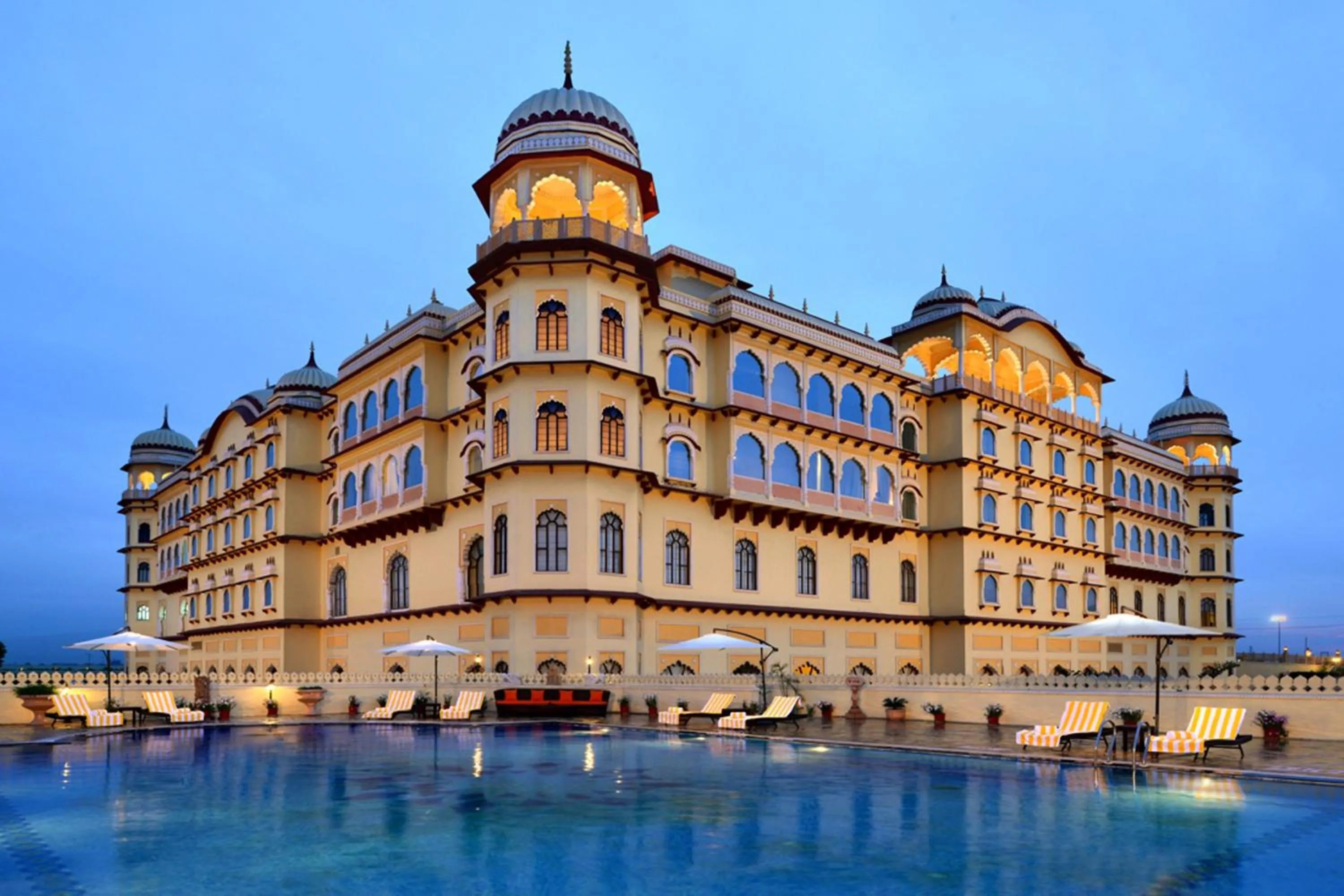 Swimming pool in Noormahal Palace Hotel