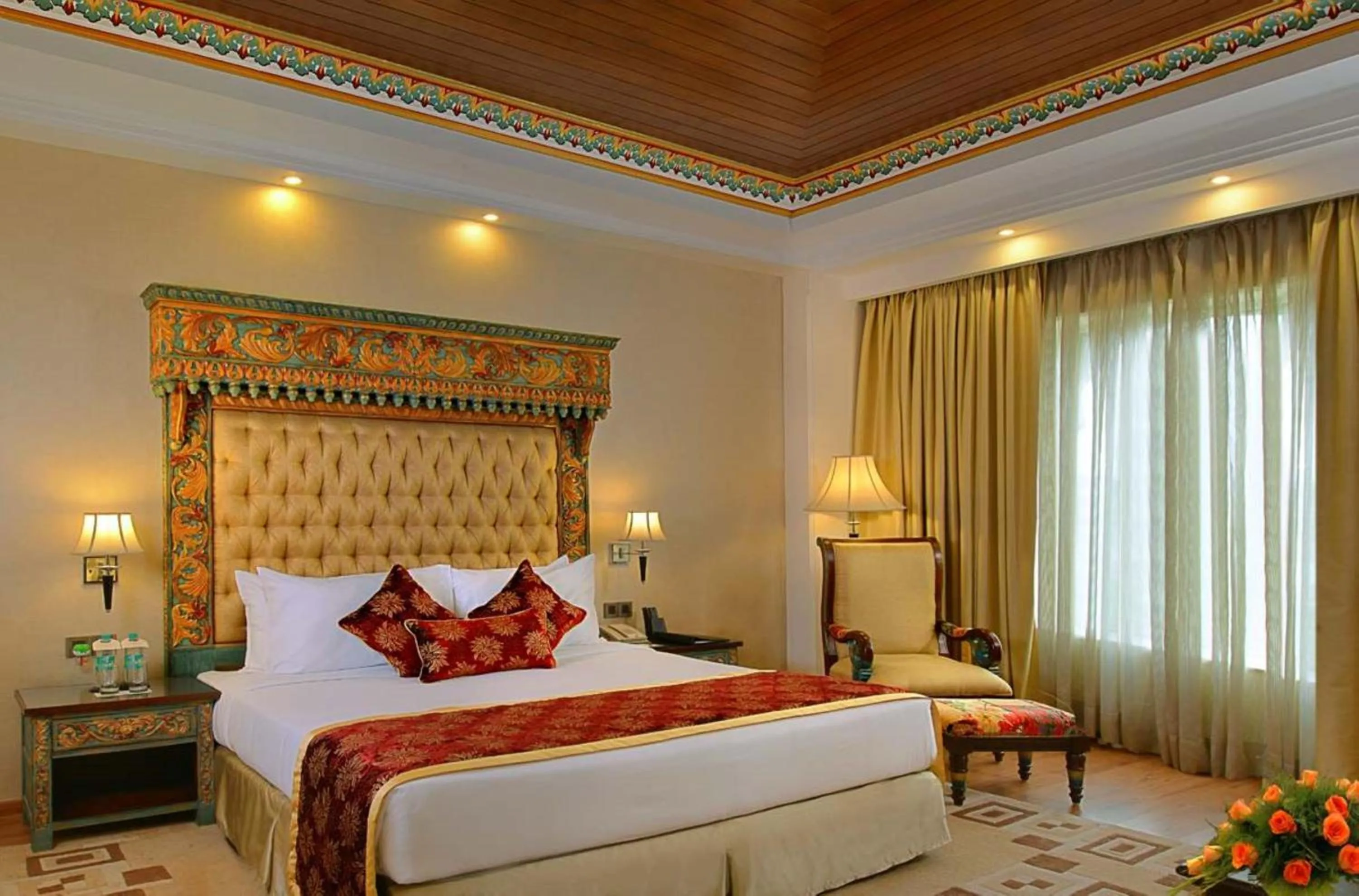 Bed in Noormahal Palace Hotel
