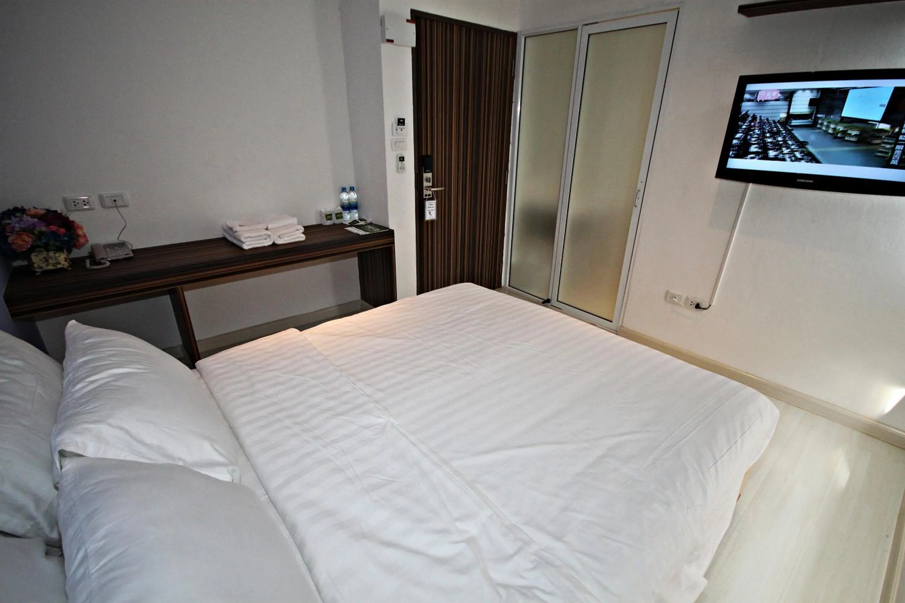 Photo of the whole room, Bed in Nantra Ekkamai Hotel
