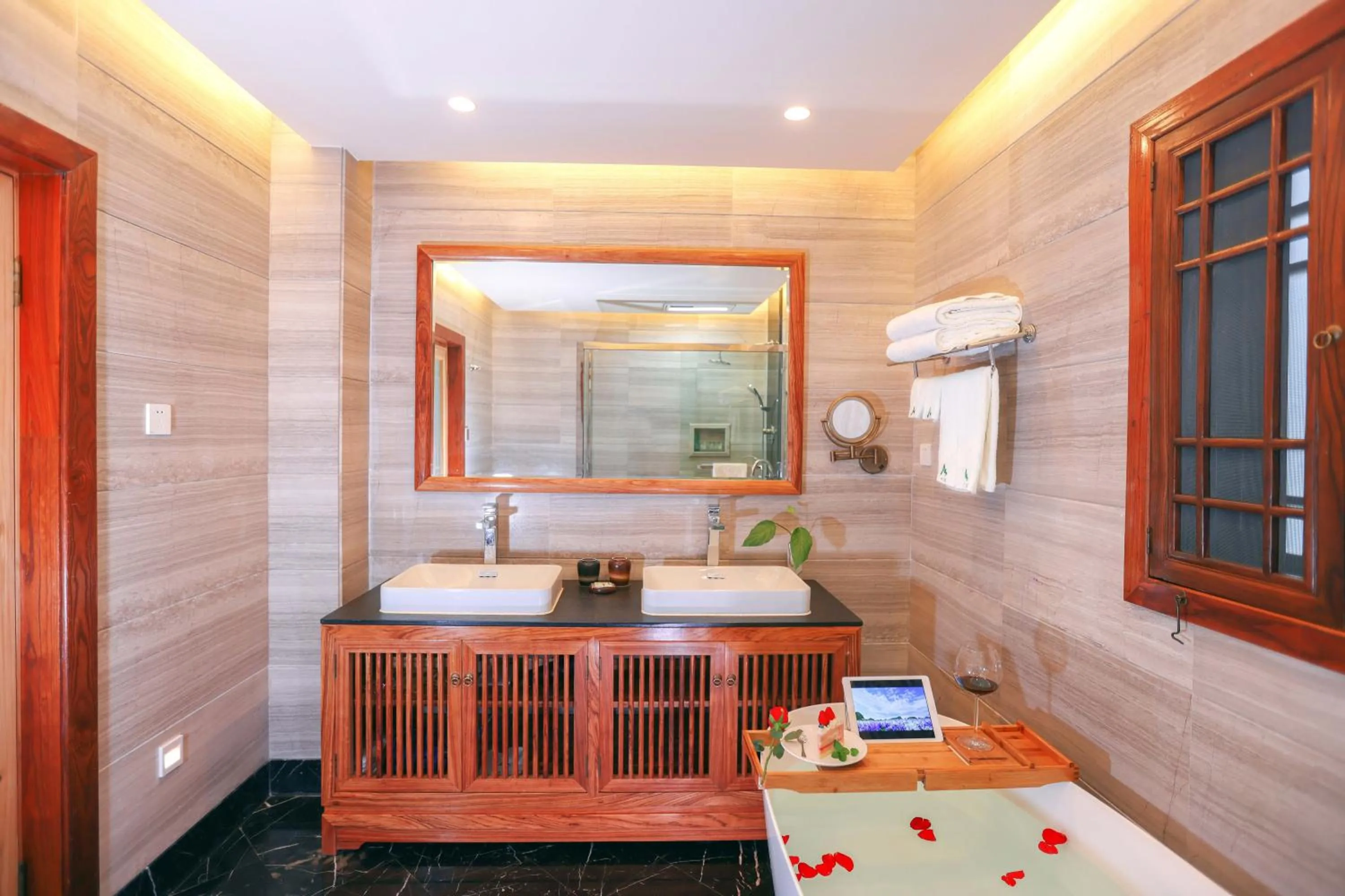 Bathroom in Yangshuo Tea Cozy--one way Free pick up from airport or TS 4 nights