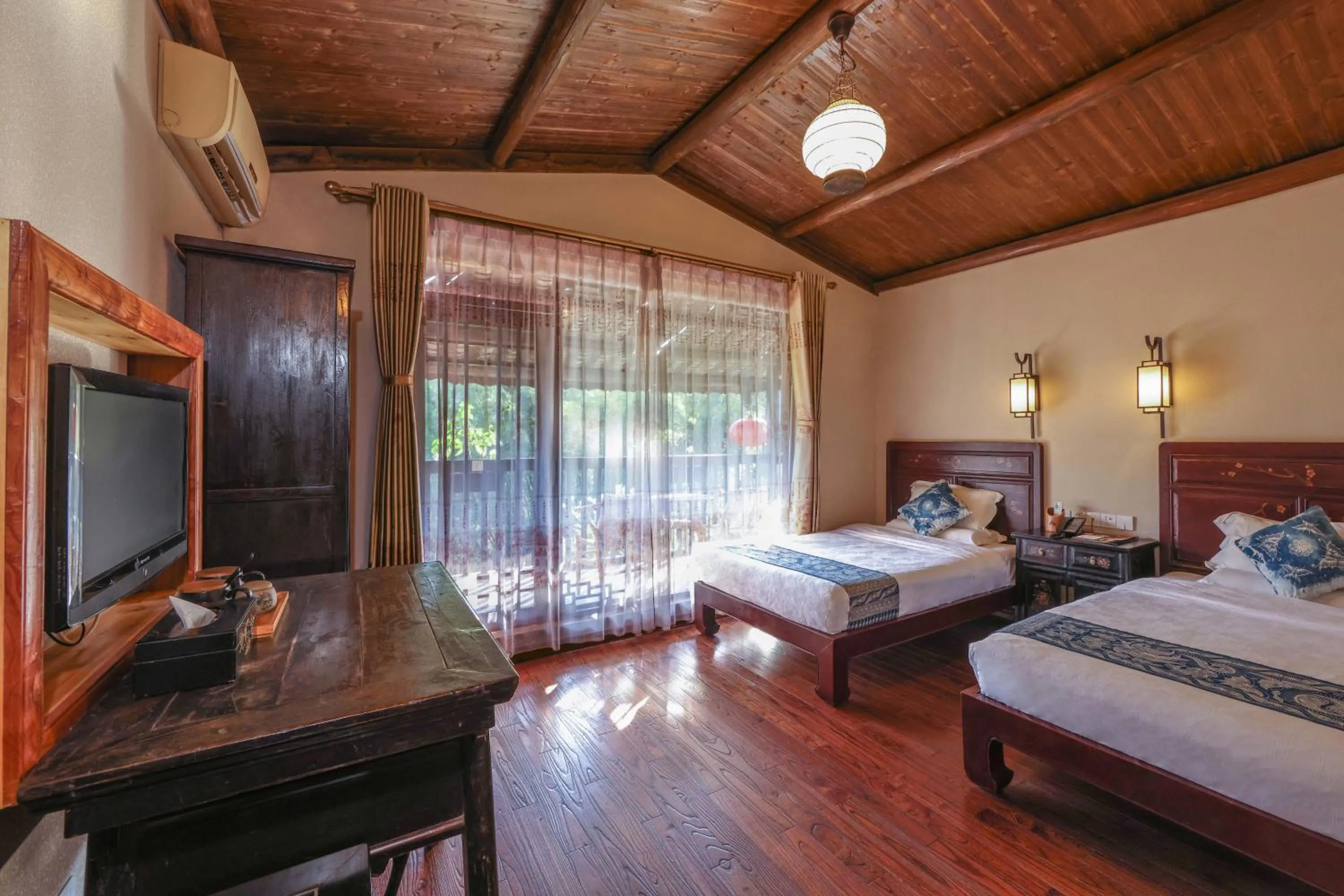 Bed in Yangshuo Tea Cozy--one way Free pick up from airport or TS 4 nights