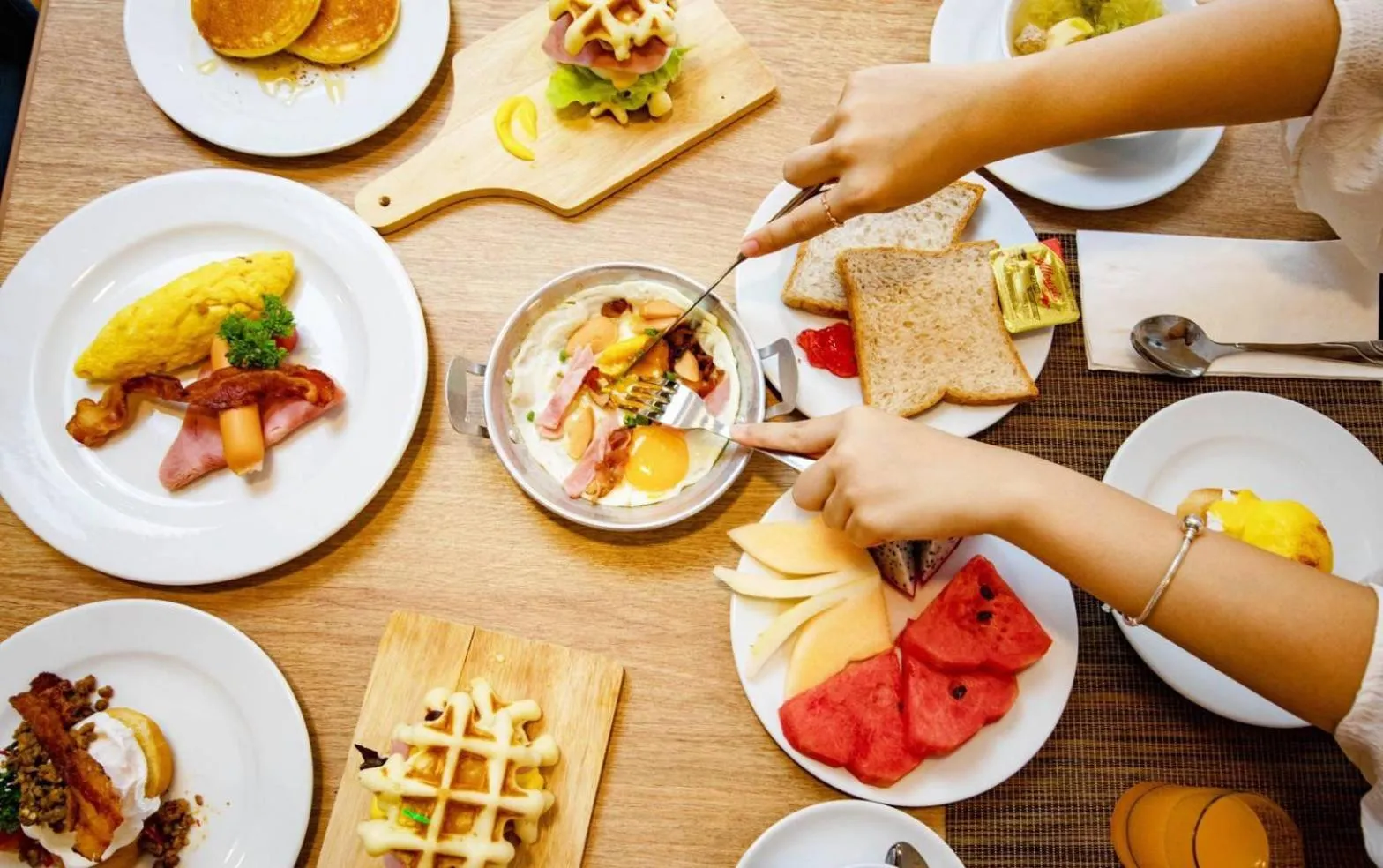 Restaurant/places to eat in Icon Park Hotel, Chiang Mai- SHA Extra Plus