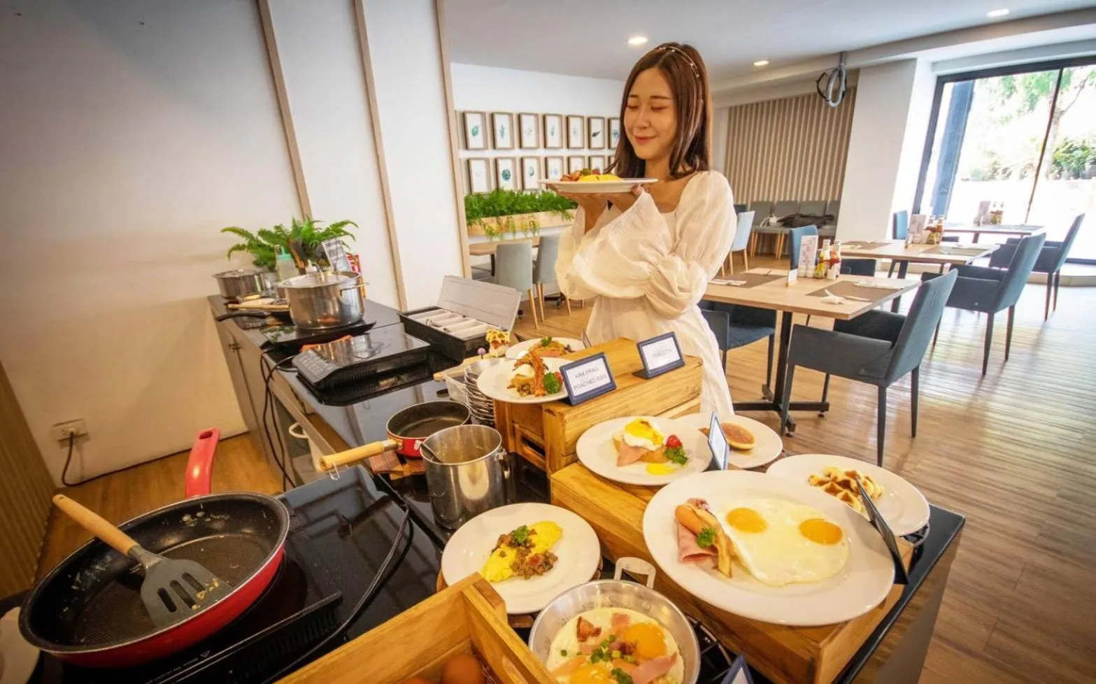 Restaurant/places to eat in Icon Park Hotel, Chiang Mai- SHA Extra Plus