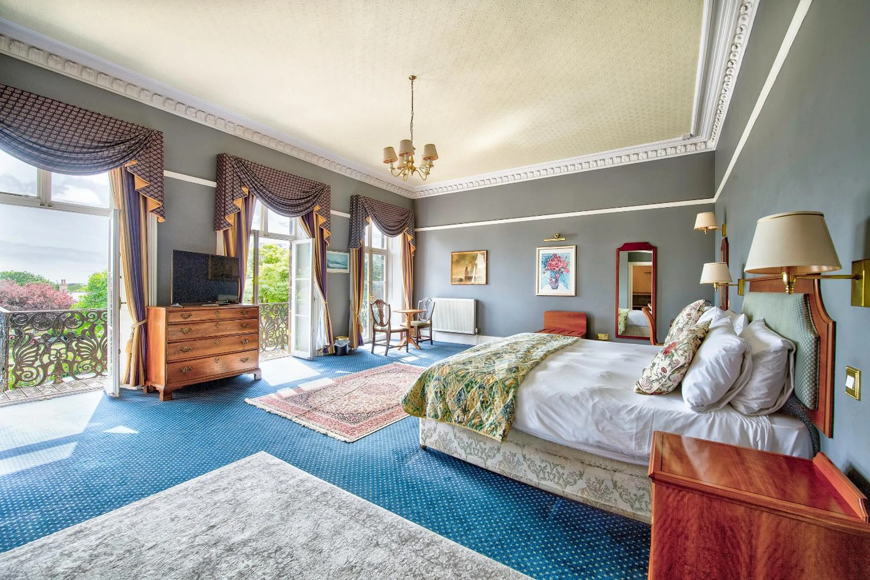 Balcony/Terrace, Bed in The Central Hotel