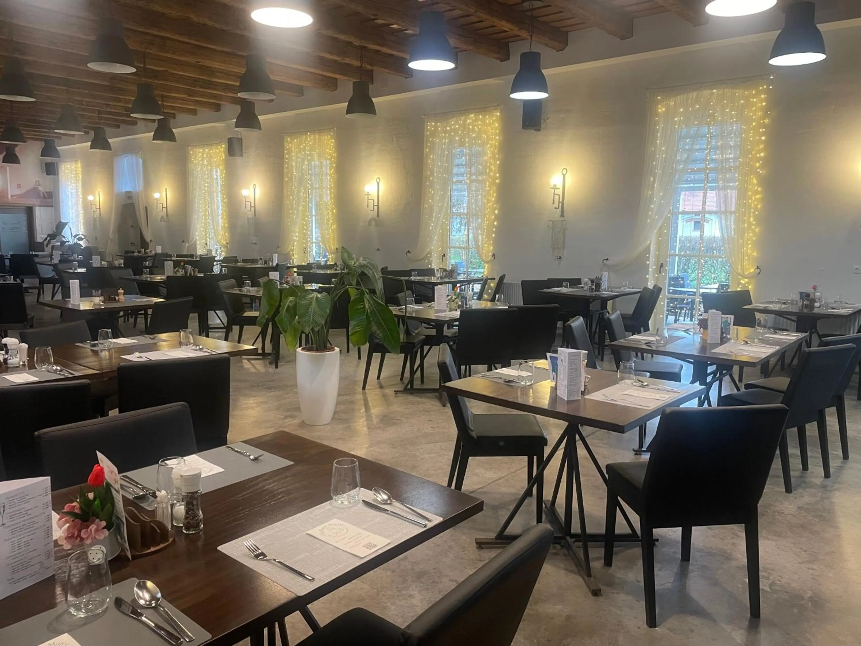 Restaurant/places to eat in Vadkert Major