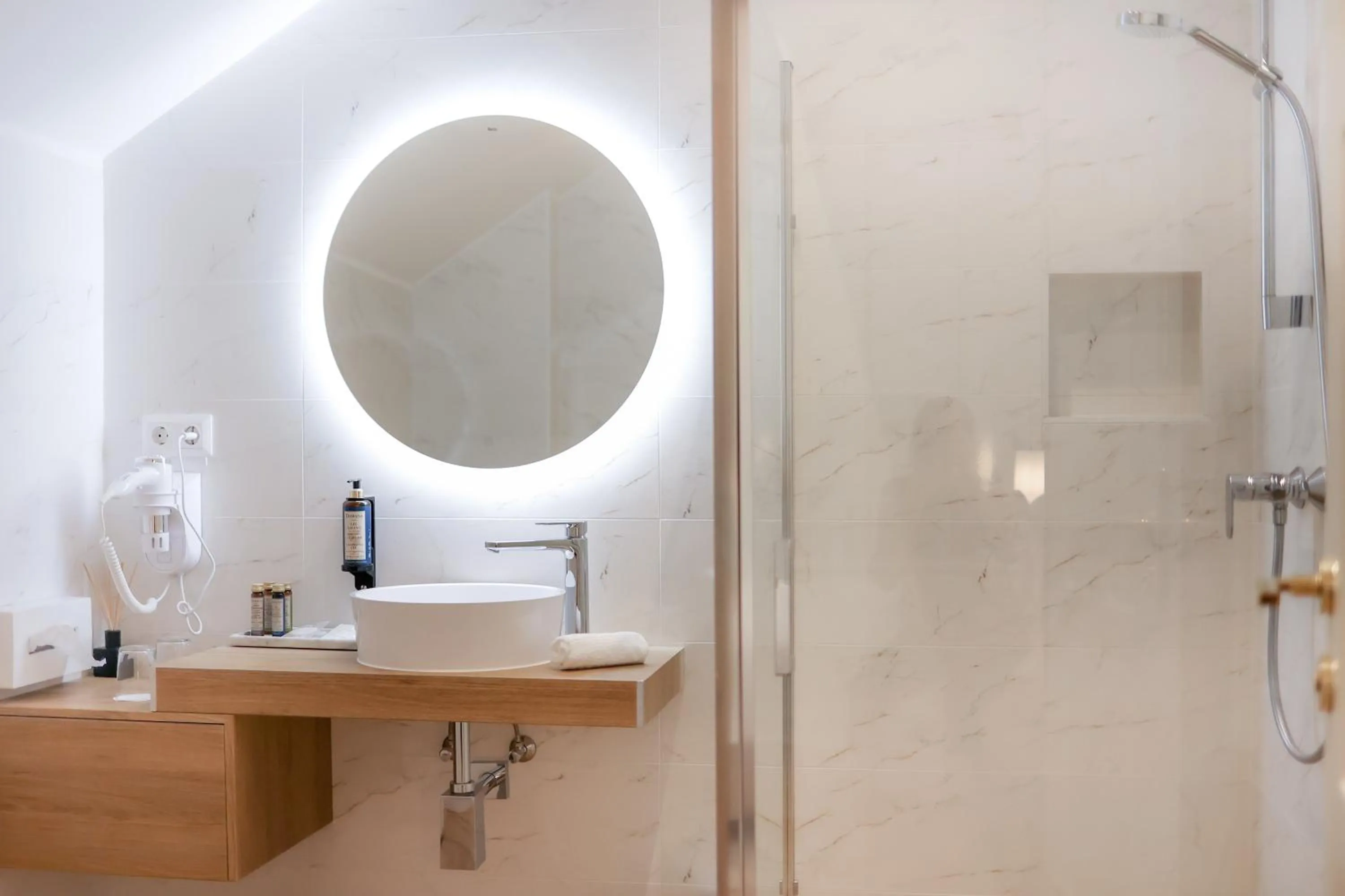 Shower in Vadkert Major