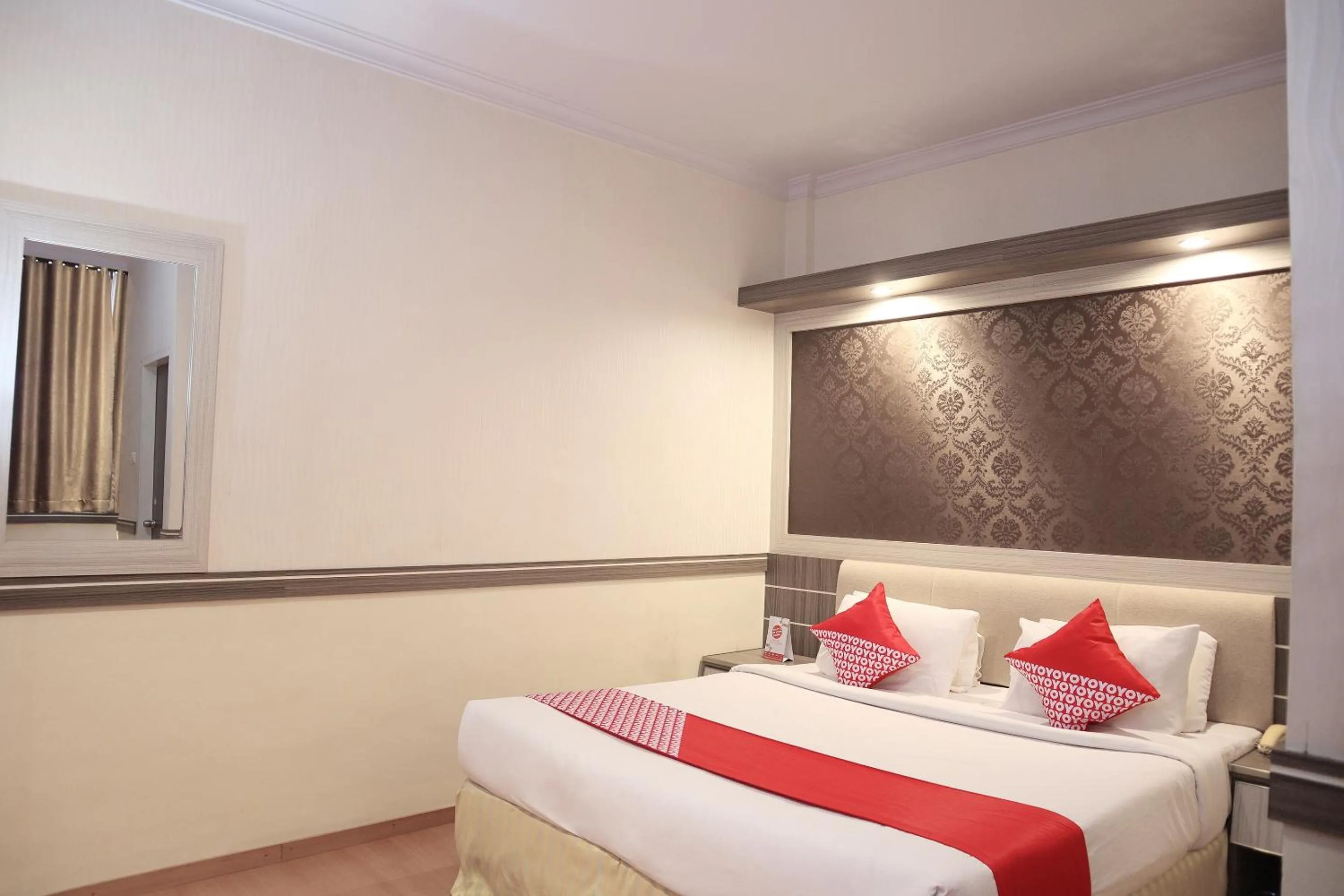 Bedroom in OYO 742 Mona Plaza Hotel