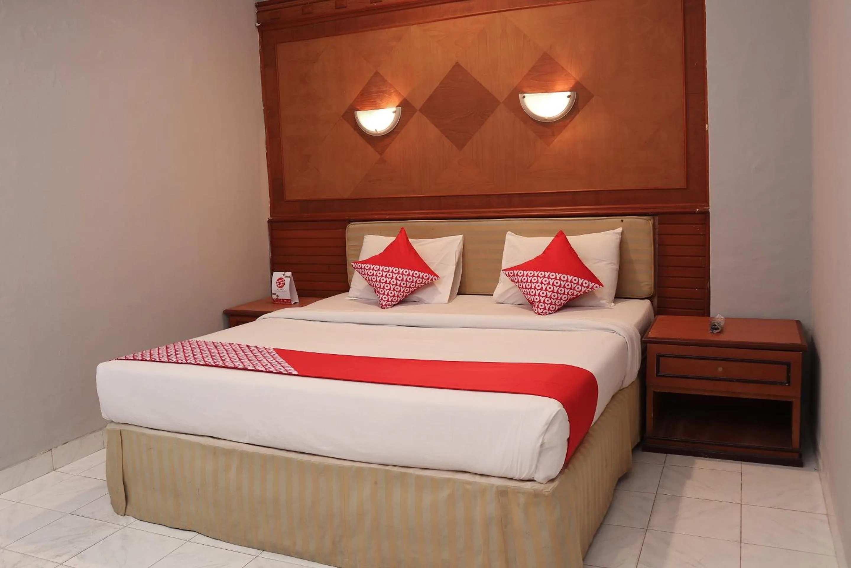 Bedroom in OYO 742 Mona Plaza Hotel