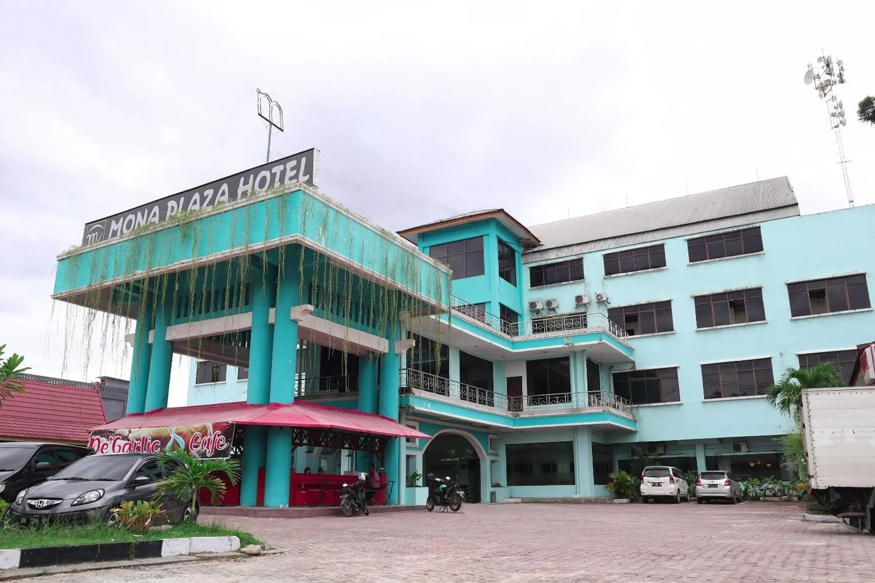 Facade/entrance in OYO 742 Mona Plaza Hotel Facade/entrance in OYO 742 Mona Plaza Hotel