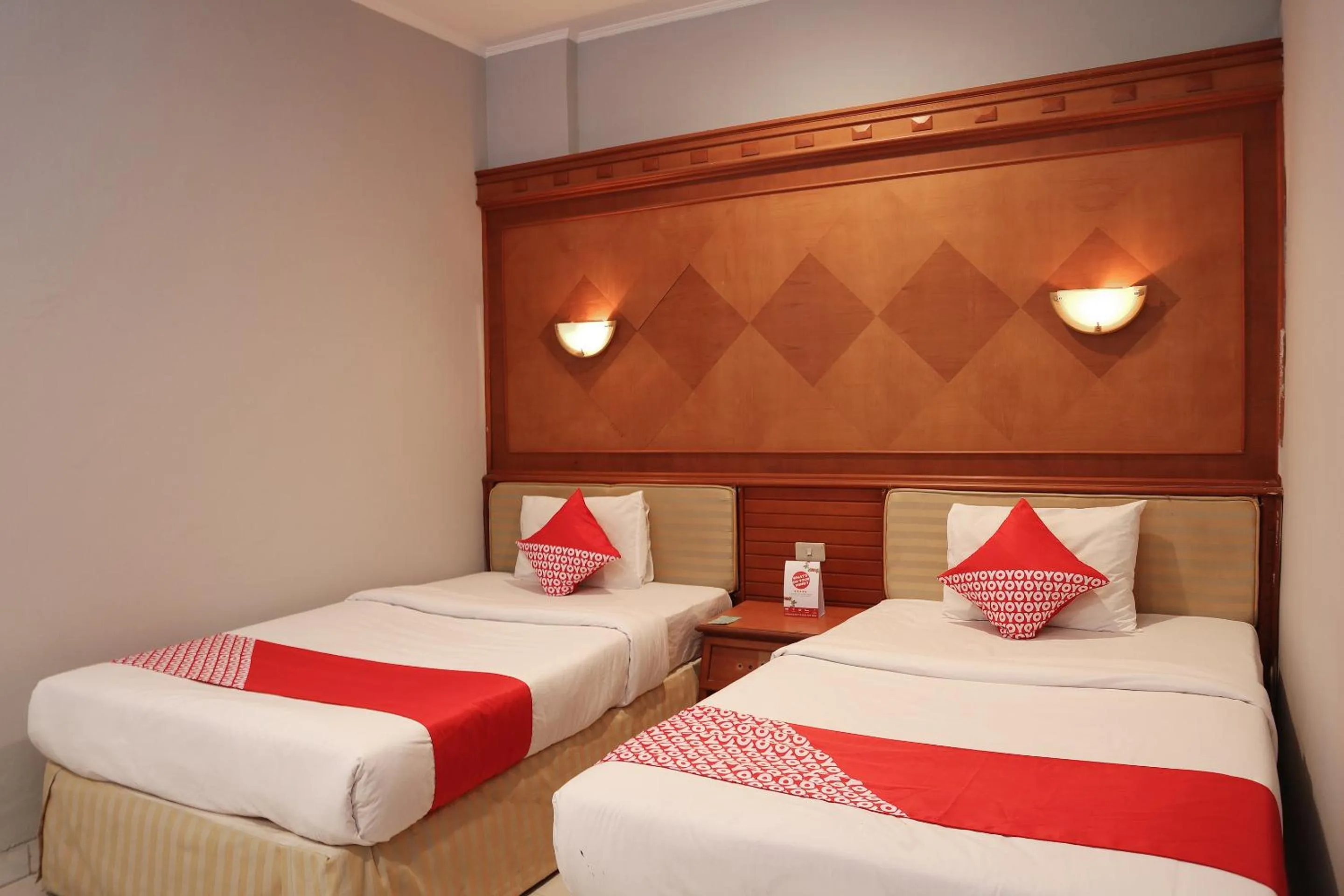 Bedroom in OYO 742 Mona Plaza Hotel