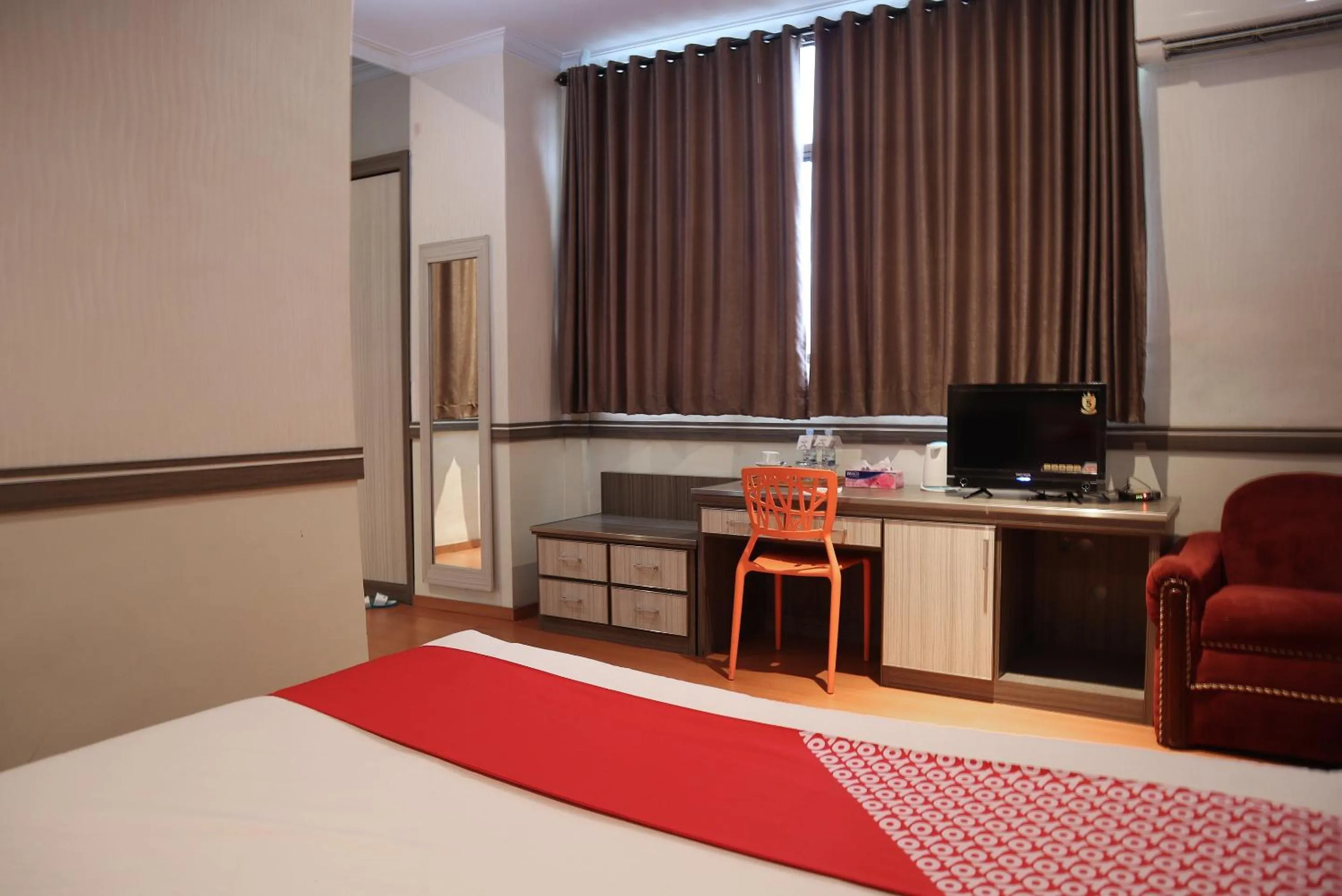 Bedroom in OYO 742 Mona Plaza Hotel